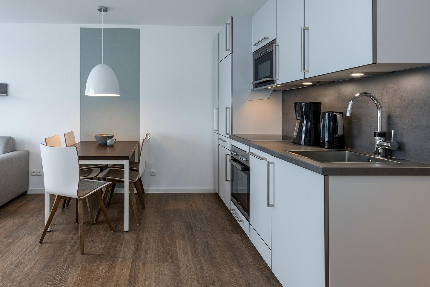 Deichhäuser Anna Küste Deichhäuser Anna Küste 6-34 Bensersiel - Wohn-Essbereich mit Küchenzeile