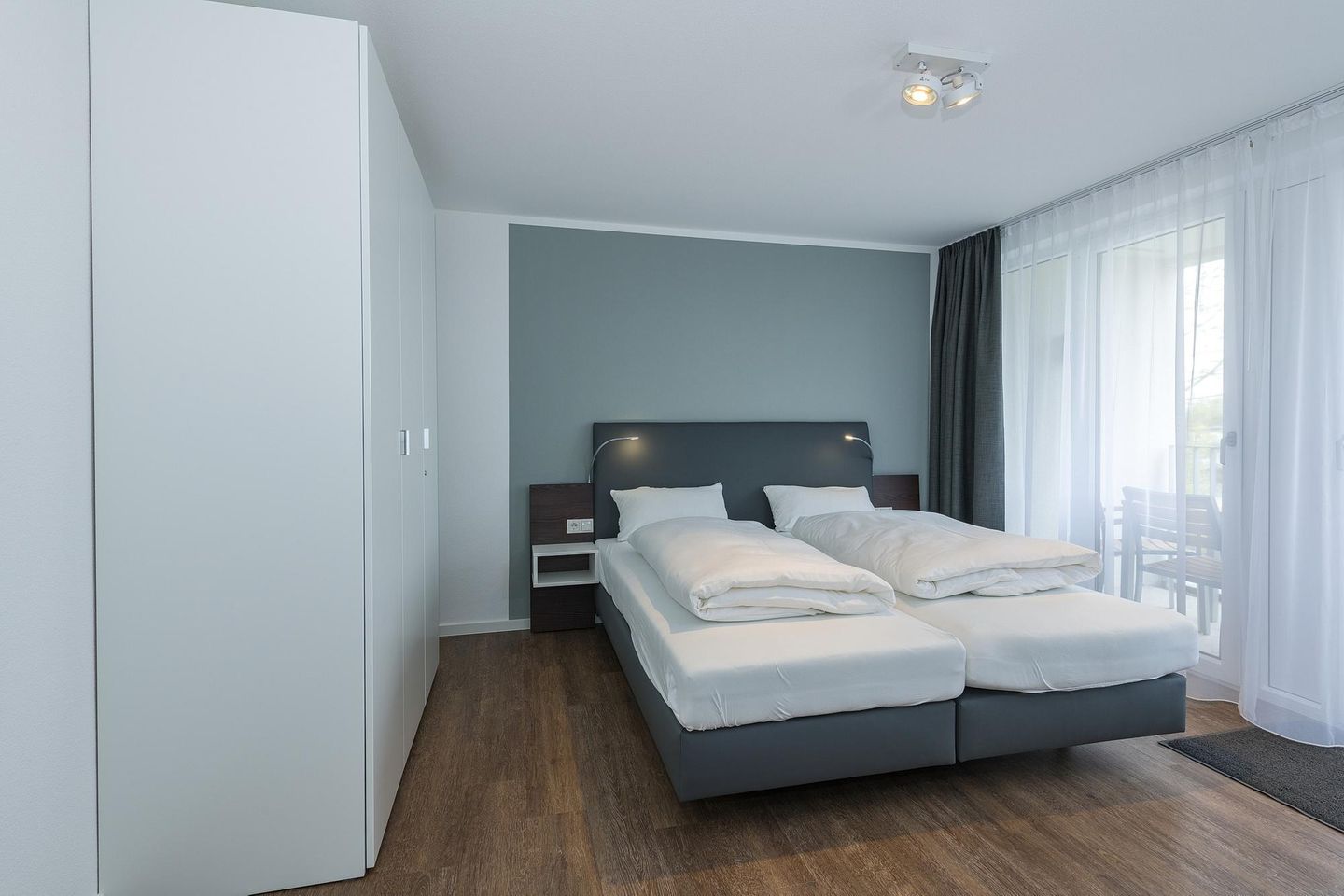 Deichhäuser Anna Küste Deichhäuser Anna Küste 6-34 Bensersiel - Schlafzimmer mit Doppelbett und Zugang zum Balkon