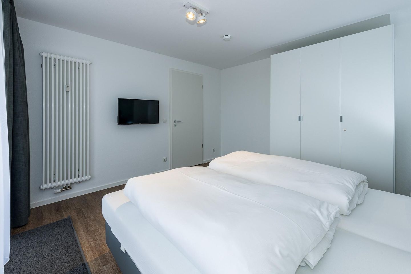 Deichhäuser Anna Küste Deichhäuser Anna Küste 6-34 Bensersiel - Schlafzimmer mit Doppelbett, Kleiderschrank und Flatscreen TV