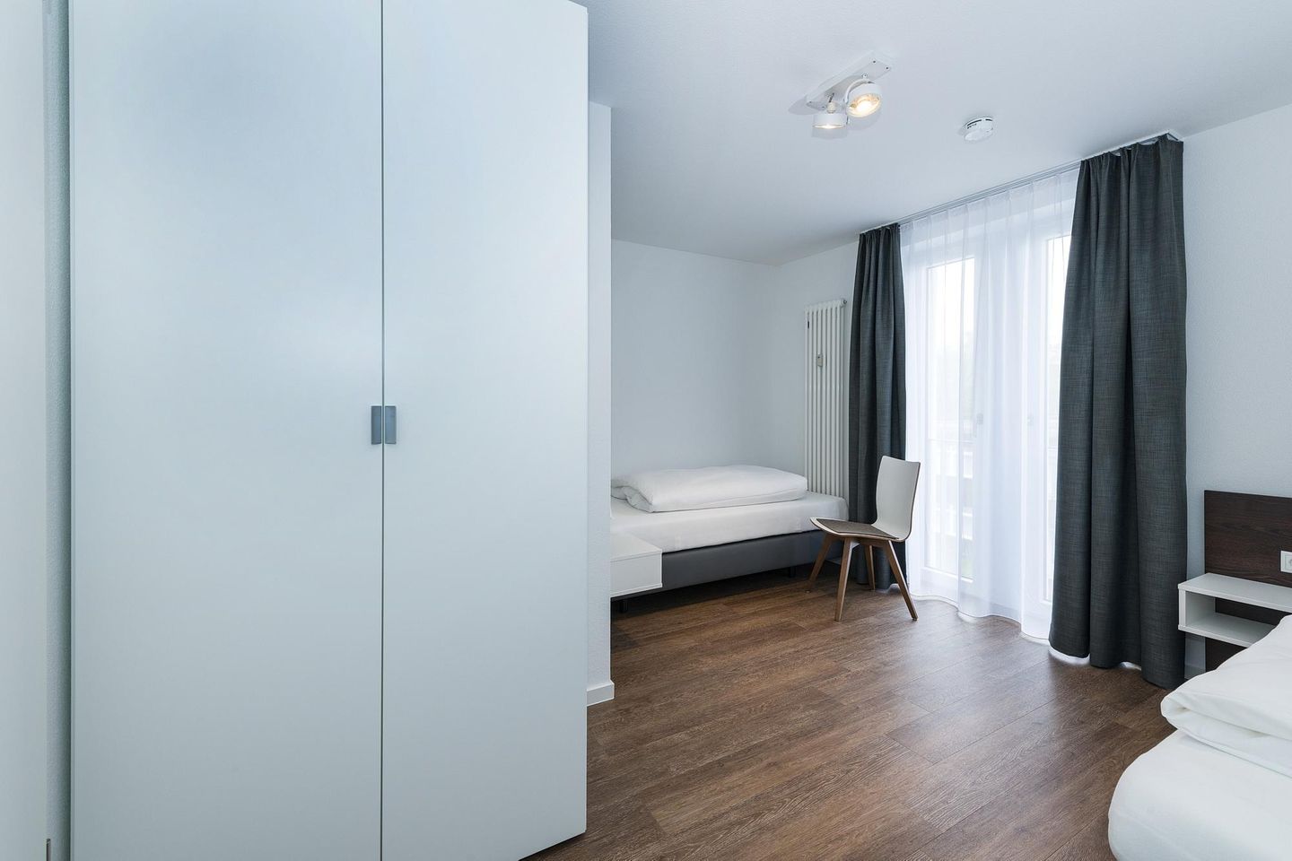 Deichhäuser Anna Küste Deichhäuser Anna Küste 6-34 Bensersiel - Schlafzimmer mit zwei Einzelbetten und Kleiderschrank