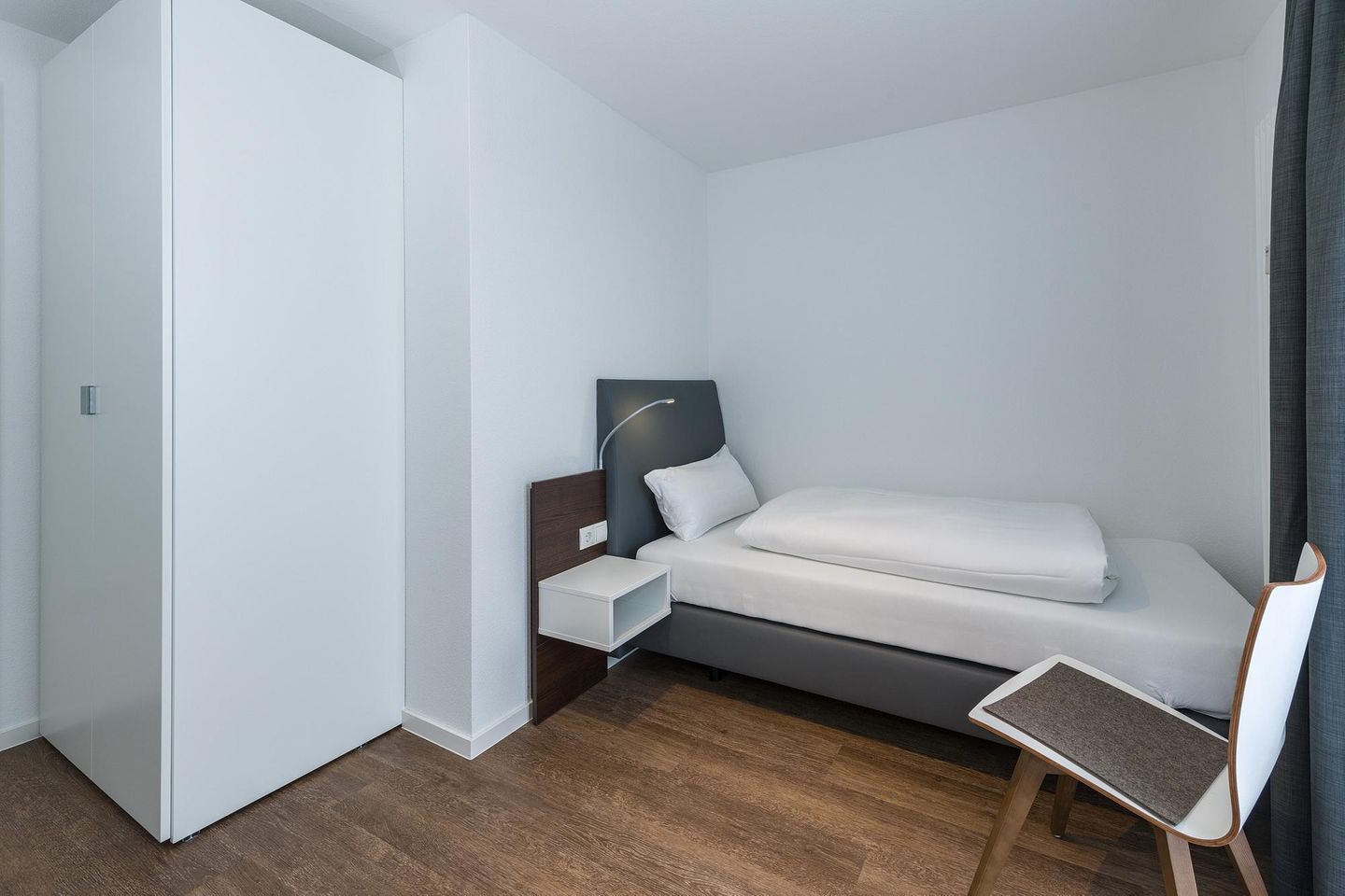 Deichhäuser Anna Küste Deichhäuser Anna Küste 6-34 Bensersiel - Schlafzimmer mit zwei Einzelbetten und Kleiderschrank