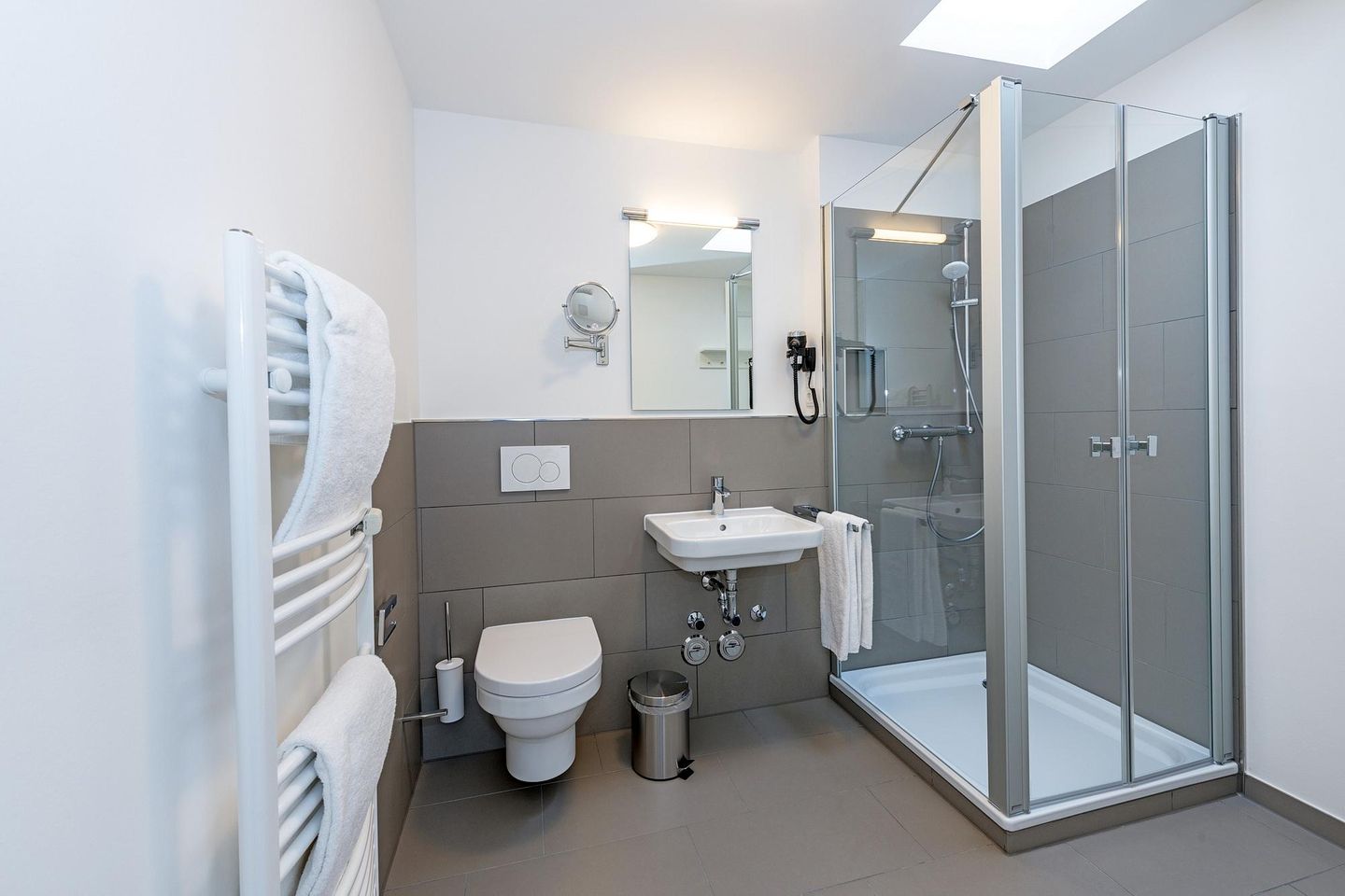 Deichhäuser Anna Küste Deichhäuser Anna Küste 6-34 Bensersiel - Badezimmer mit Dusche, Waschbecken, WC und Spiegel