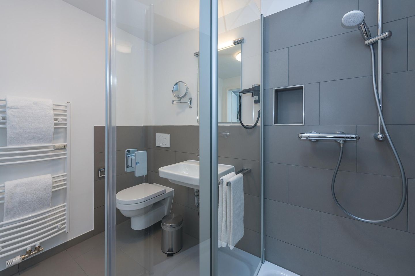 Deichhäuser Anna Küste Deichhäuser Anna Küste 6-34 Bensersiel - Badezimmer mit Dusche