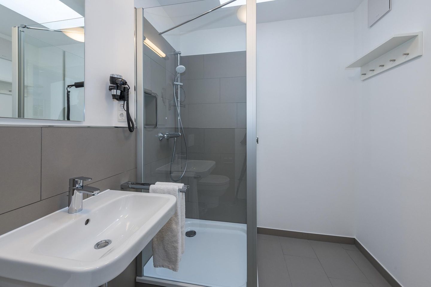 Deichhäuser Anna Küste Deichhäuser Anna Küste 6-34 Bensersiel - Badezimmer mit Dusche