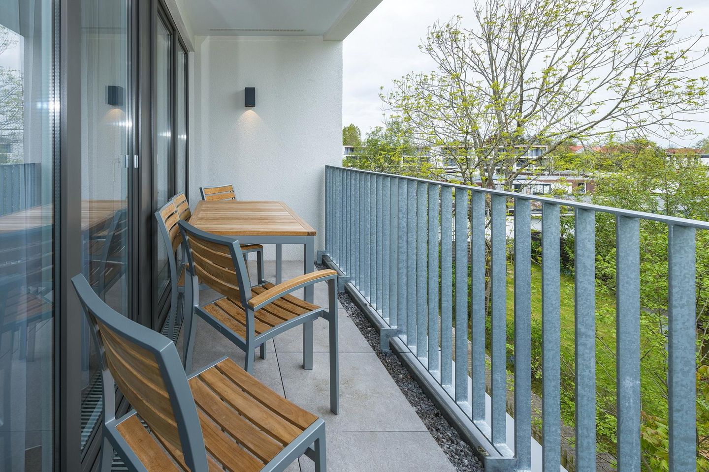 Deichhäuser Anna Küste Deichhäuser Anna Küste 6-34 Bensersiel - Überdachter Balkon mit Sitzgelegenheit