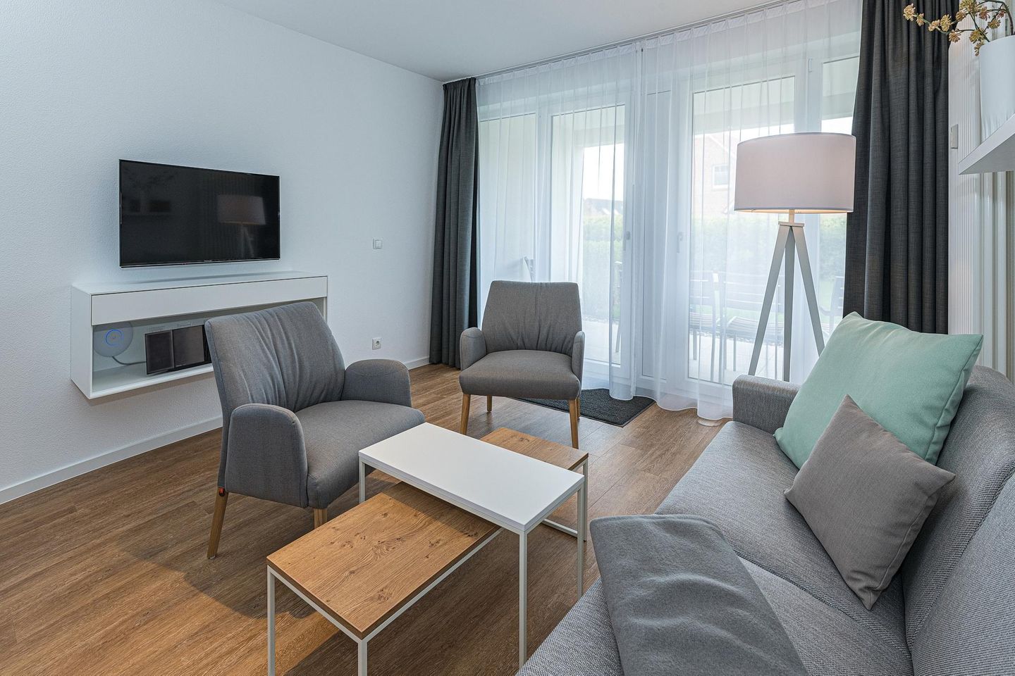 Deichhäuser Anna Küste Deichhäuser Anna Küste 7-10 Bensersiel - Wohn-Essbereich mit Couch und Flatscreen-TV