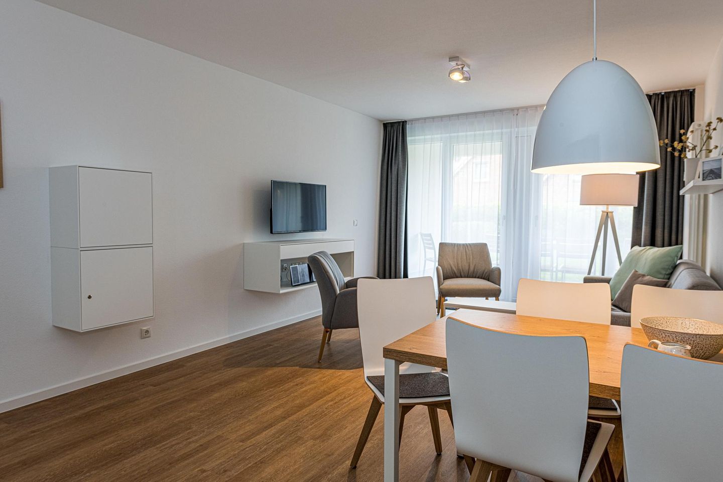 Deichhäuser Anna Küste Deichhäuser Anna Küste 7-10 Bensersiel - Wohn-Essbereich mit Esstisch, Sitzgelegenheit und Flatscreen TV