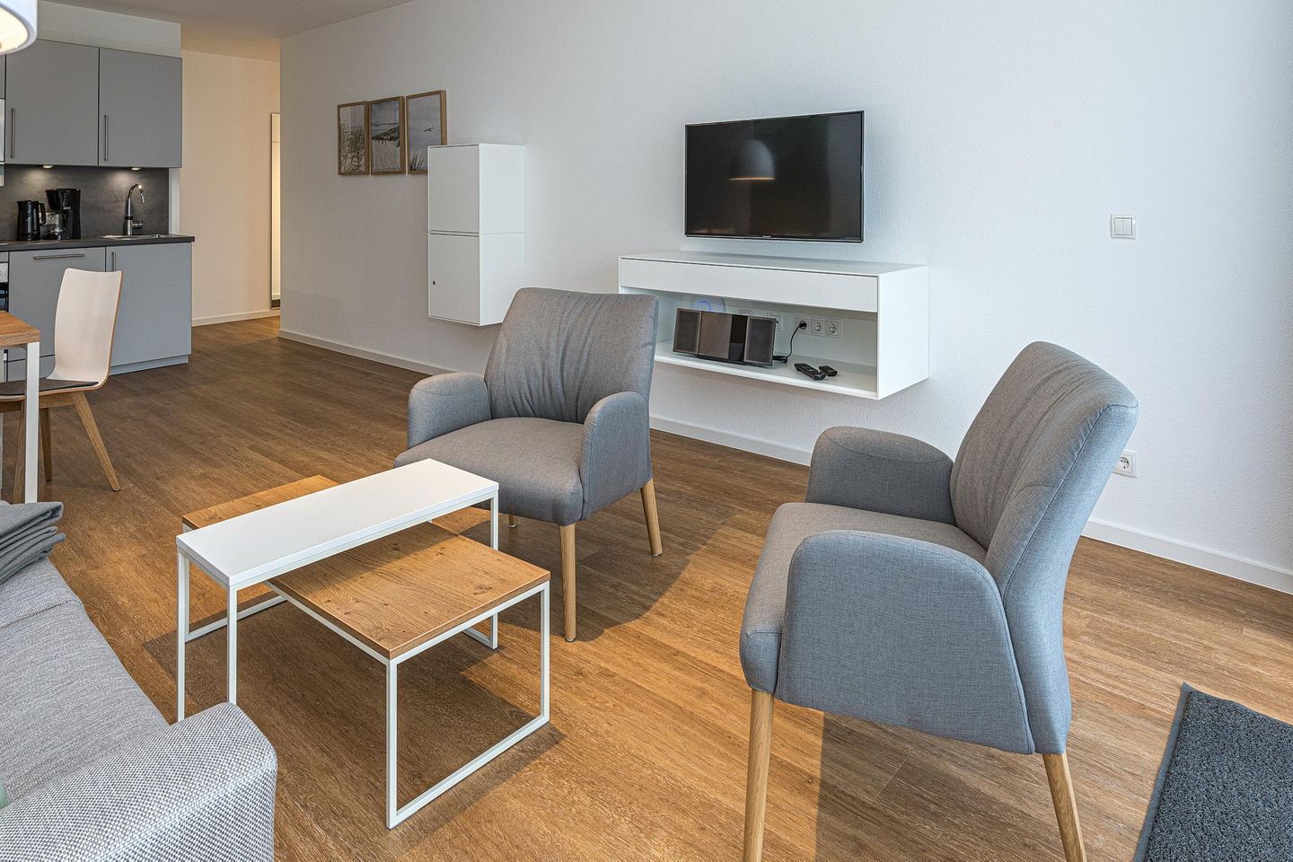 Deichhäuser Anna Küste Deichhäuser Anna Küste 7-10 Bensersiel - Wohnbereich mit Flatscreen-TV