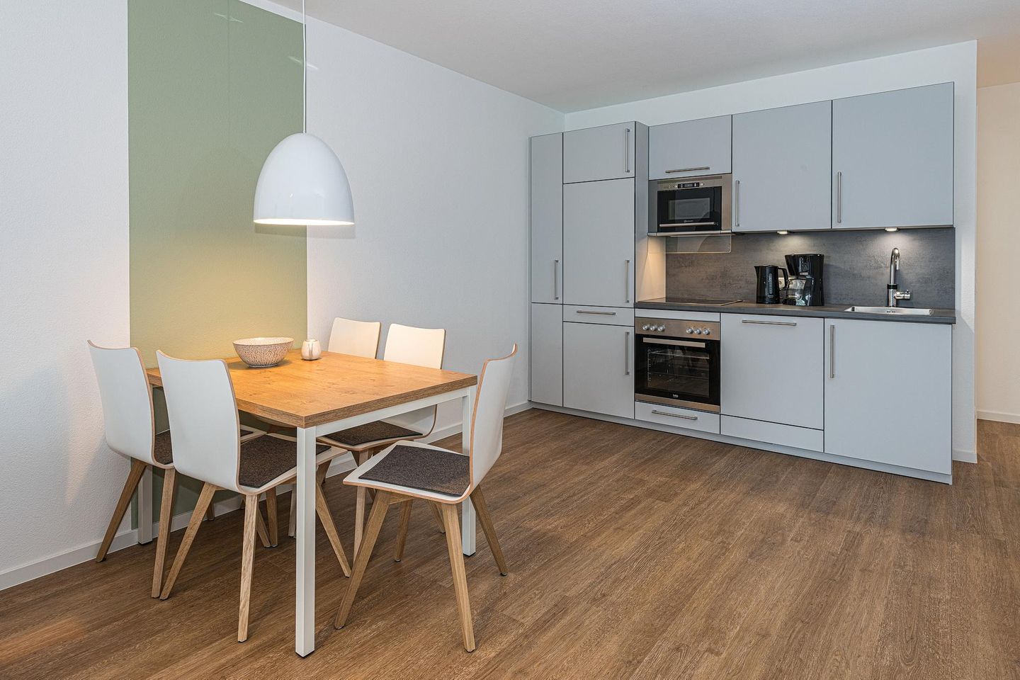 Deichhäuser Anna Küste Deichhäuser Anna Küste 7-10 Bensersiel - Wohn-Essbereich mit Esstisch, Sitzgelegenheit und Küchenzeile