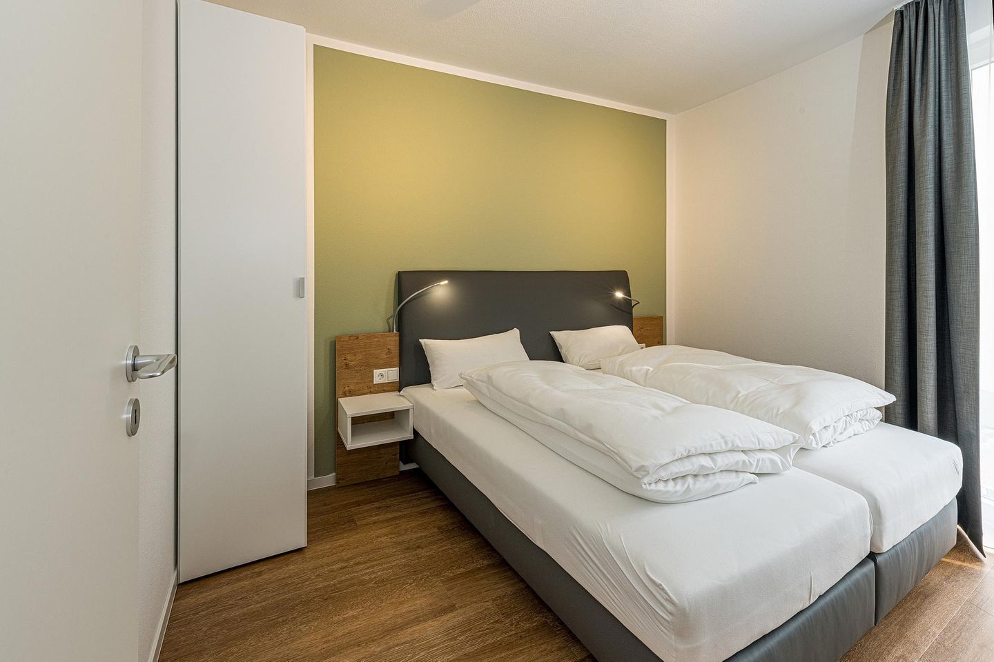 Deichhäuser Anna Küste Deichhäuser Anna Küste 7-10 Bensersiel - Schlafzimmer mit Doppelbett und Kleiderschrank