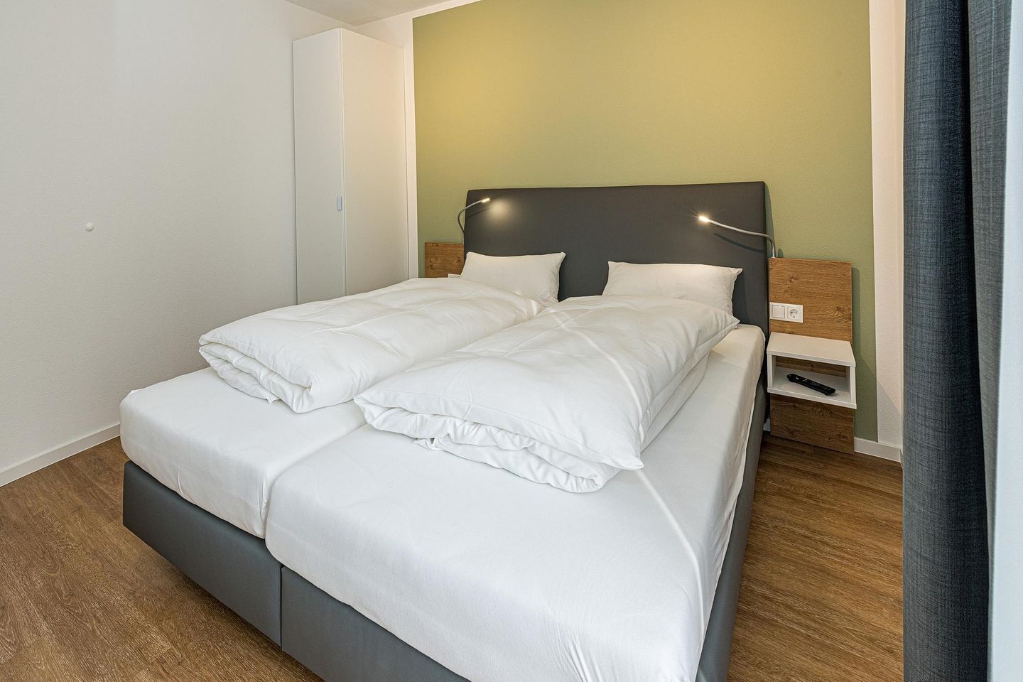 Deichhäuser Anna Küste Deichhäuser Anna Küste 7-10 Bensersiel - Schlafzimmer mit Doppelbett und Kleiderschrank