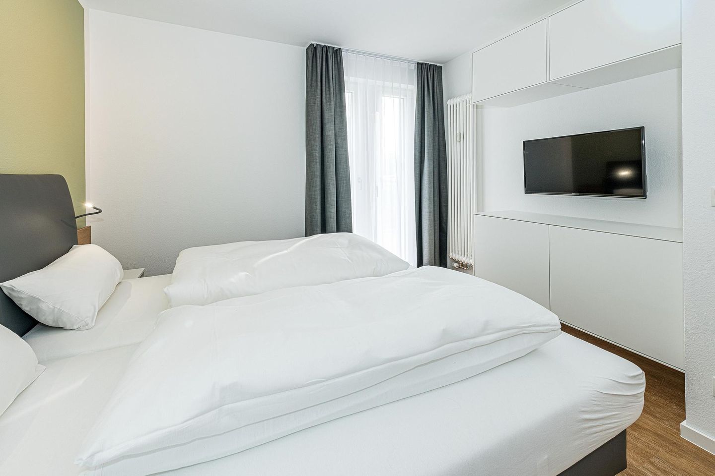 Deichhäuser Anna Küste Deichhäuser Anna Küste 7-10 Bensersiel - Schlafzimmer mit Doppelbett und Flatscreen TV - gbmv0-01 - Großenbrode