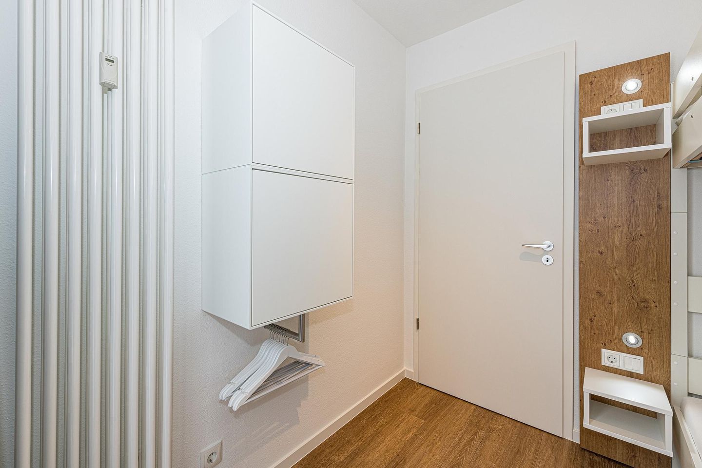 Deichhäuser Anna Küste Deichhäuser Anna Küste 7-10 Bensersiel - Schlafzimmer mit Etagenbett und Kleiderschrank