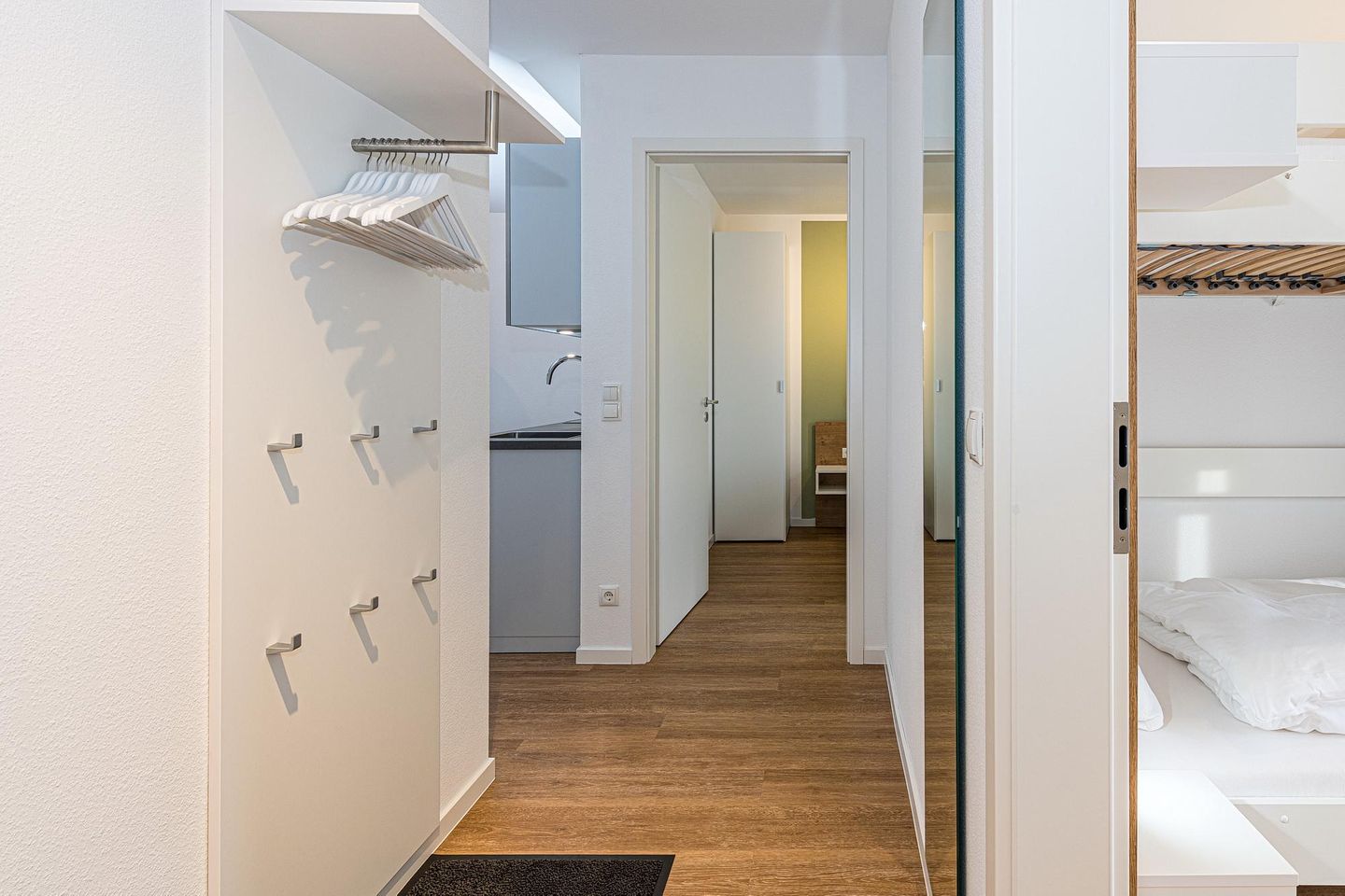 Deichhäuser Anna Küste Deichhäuser Anna Küste 7-10 Bensersiel - Flur mit Garderobe und Spiegel