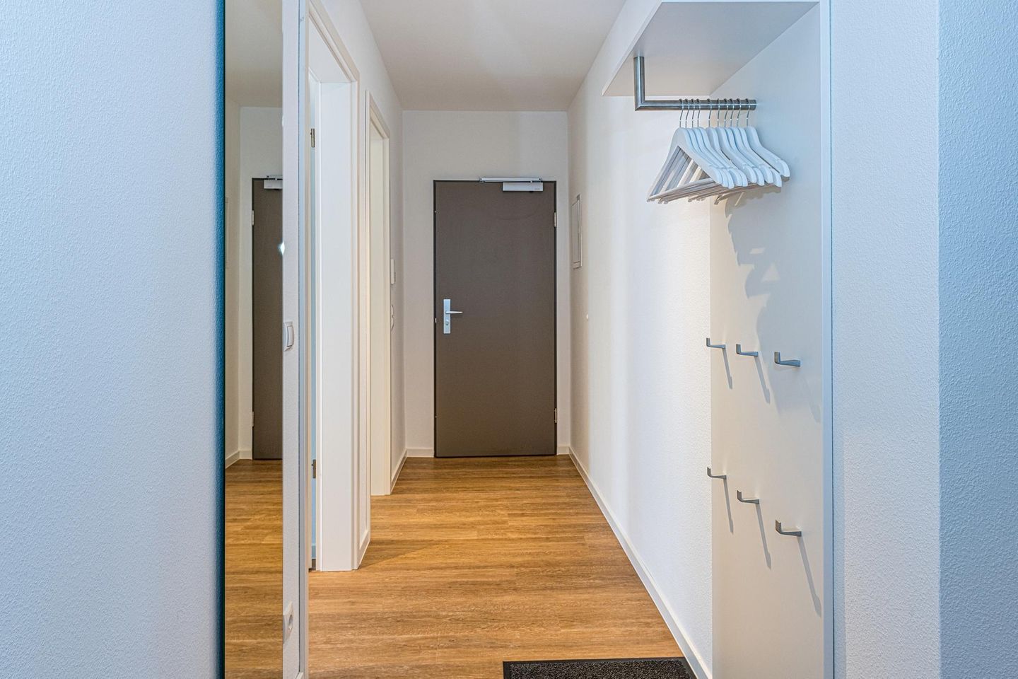 Deichhäuser Anna Küste Deichhäuser Anna Küste 7-10 Bensersiel - Flur mit Garderobe