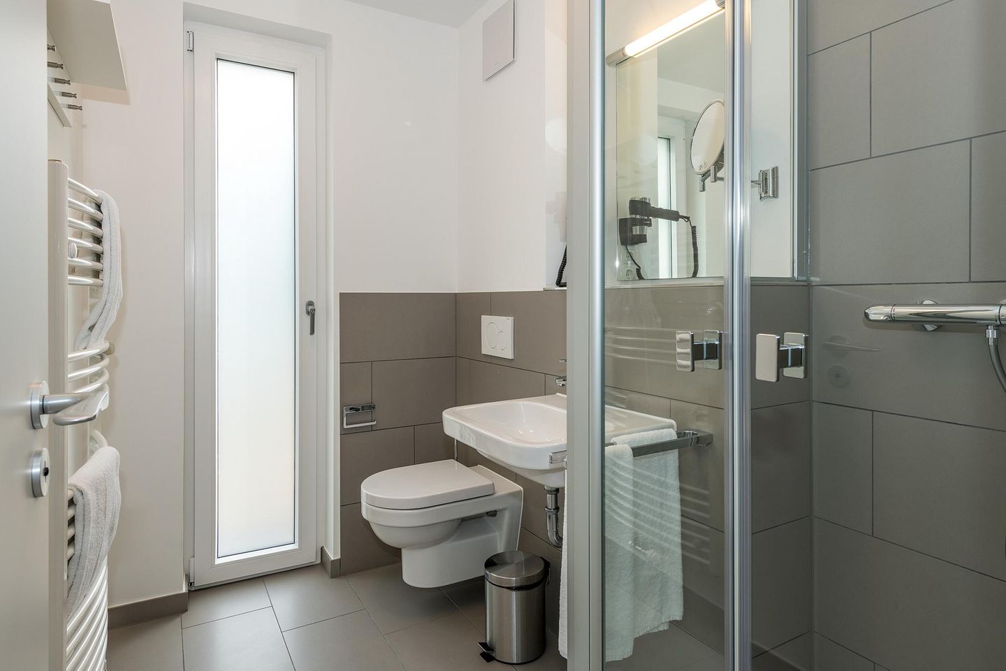 Deichhäuser Anna Küste Deichhäuser Anna Küste 7-10 Bensersiel - Badezimmer mit Dusche, Waschbecken, WC und Spiegel