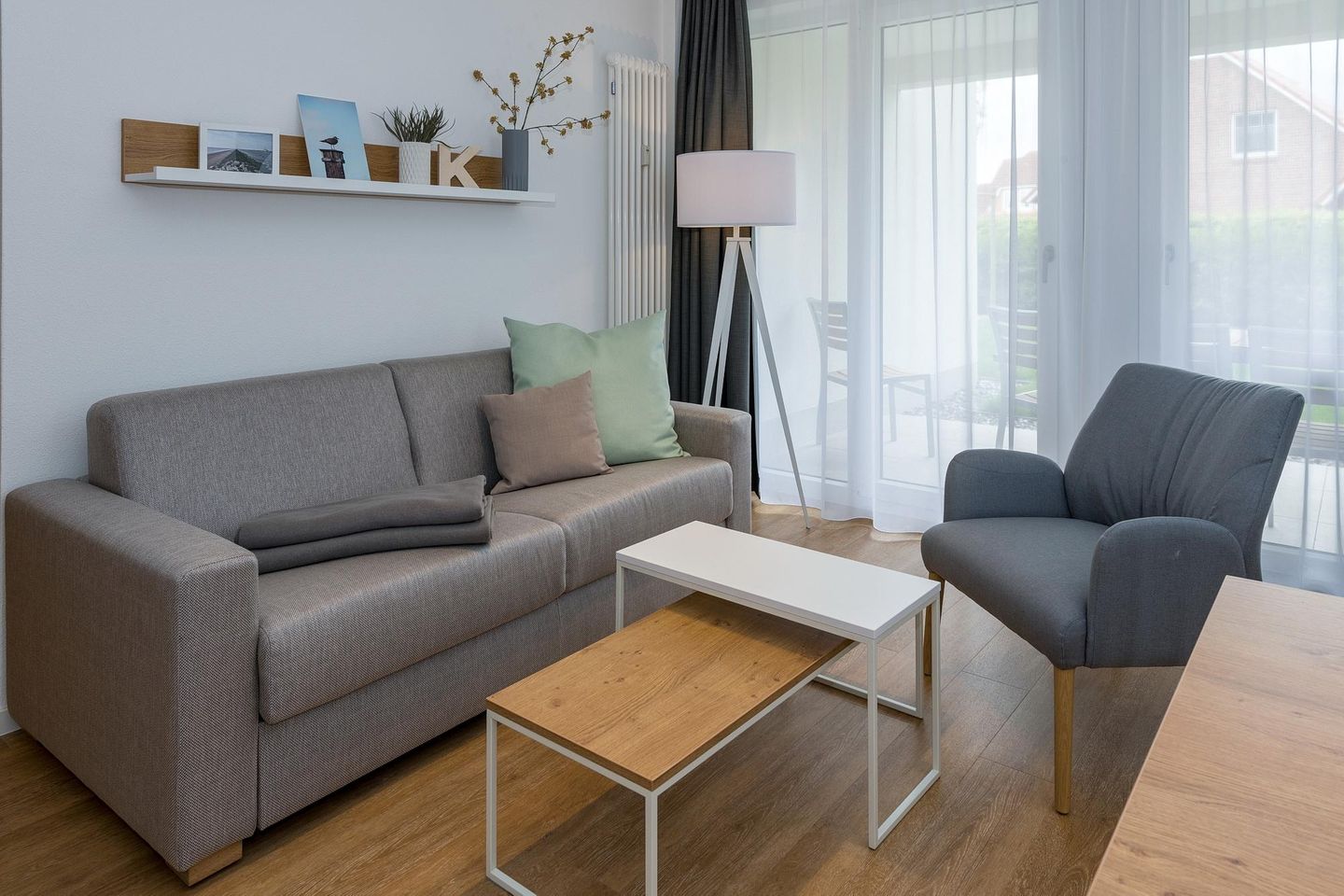 Deichhäuser Anna Küste Deichhäuser Anna Küste 7-11 Bensersiel - Wohn-Essbereich mit Couch