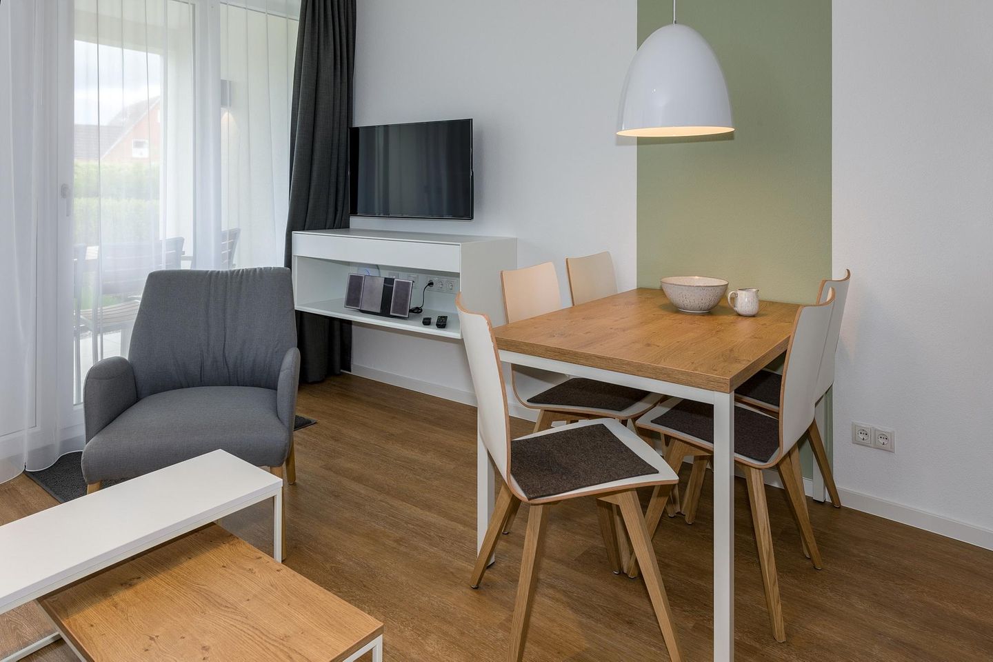 Deichhäuser Anna Küste Deichhäuser Anna Küste 7-11 Bensersiel - Wohn-Essbereich mit Esstisch, Sitzgelegenheit und Flatscreen TV