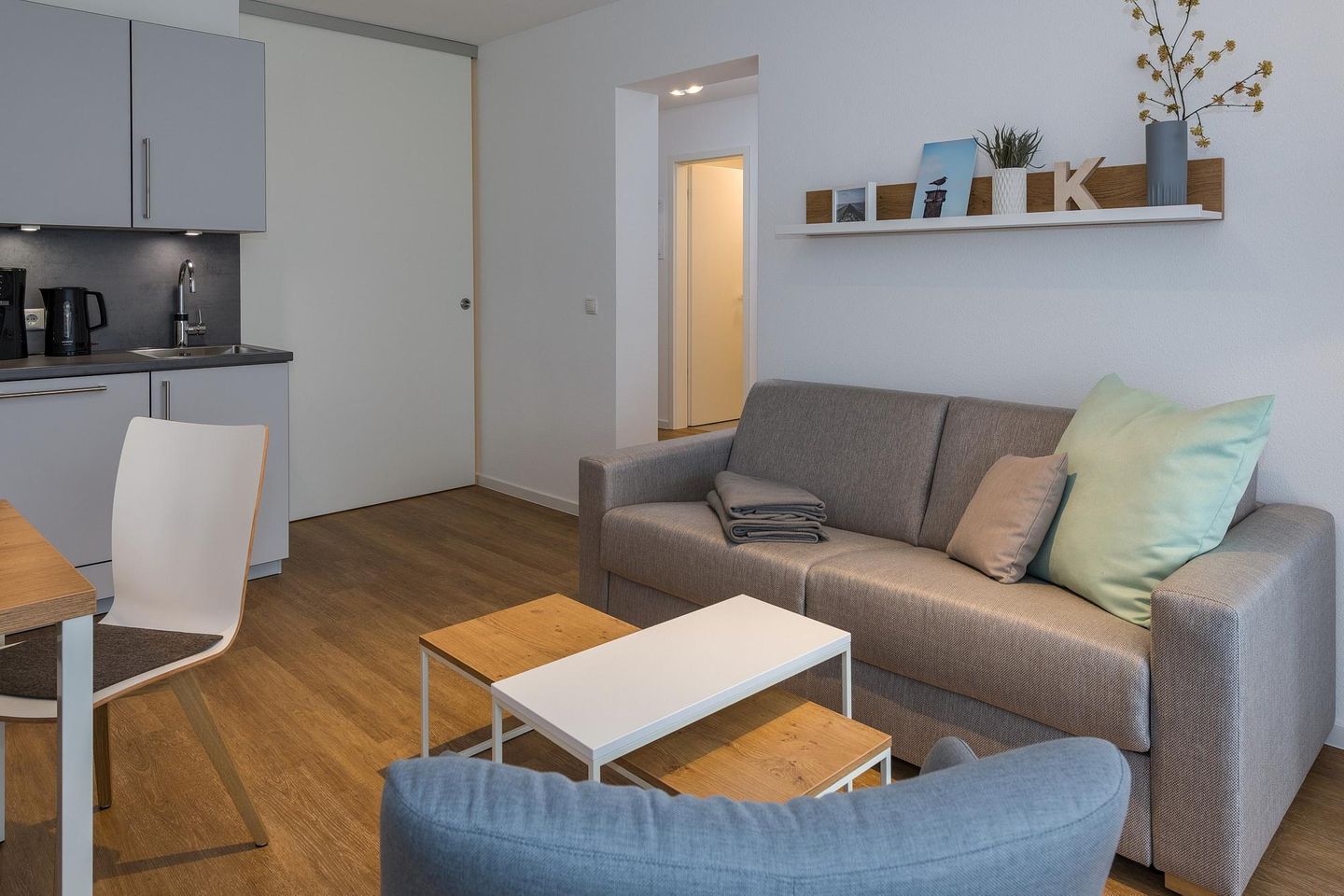 Deichhäuser Anna Küste Deichhäuser Anna Küste 7-11 Bensersiel - Wohn-Essbereich mit Couch