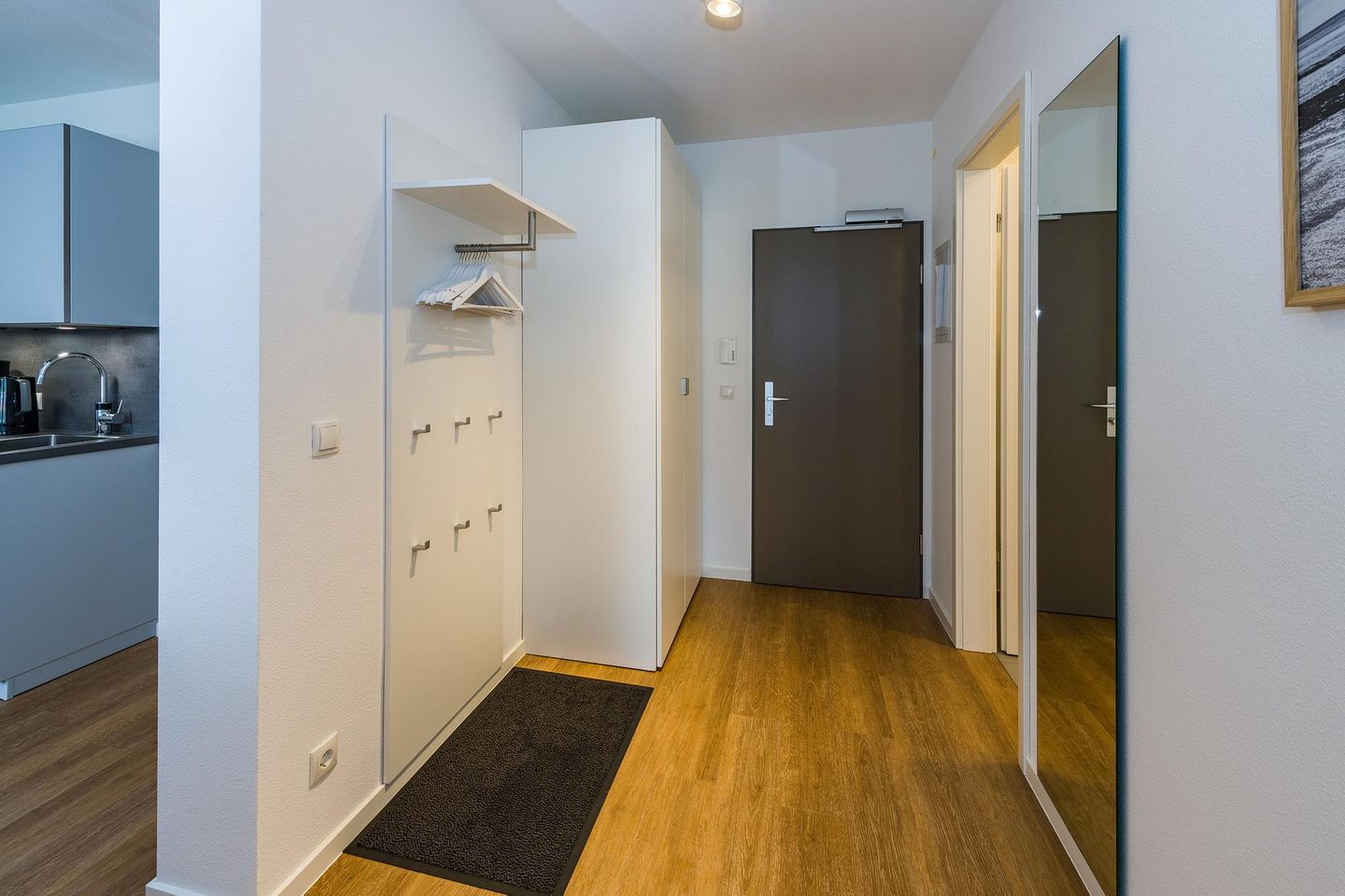 Deichhäuser Anna Küste Deichhäuser Anna Küste 7-11 Bensersiel - Flur mit Garderobe und Spiegel