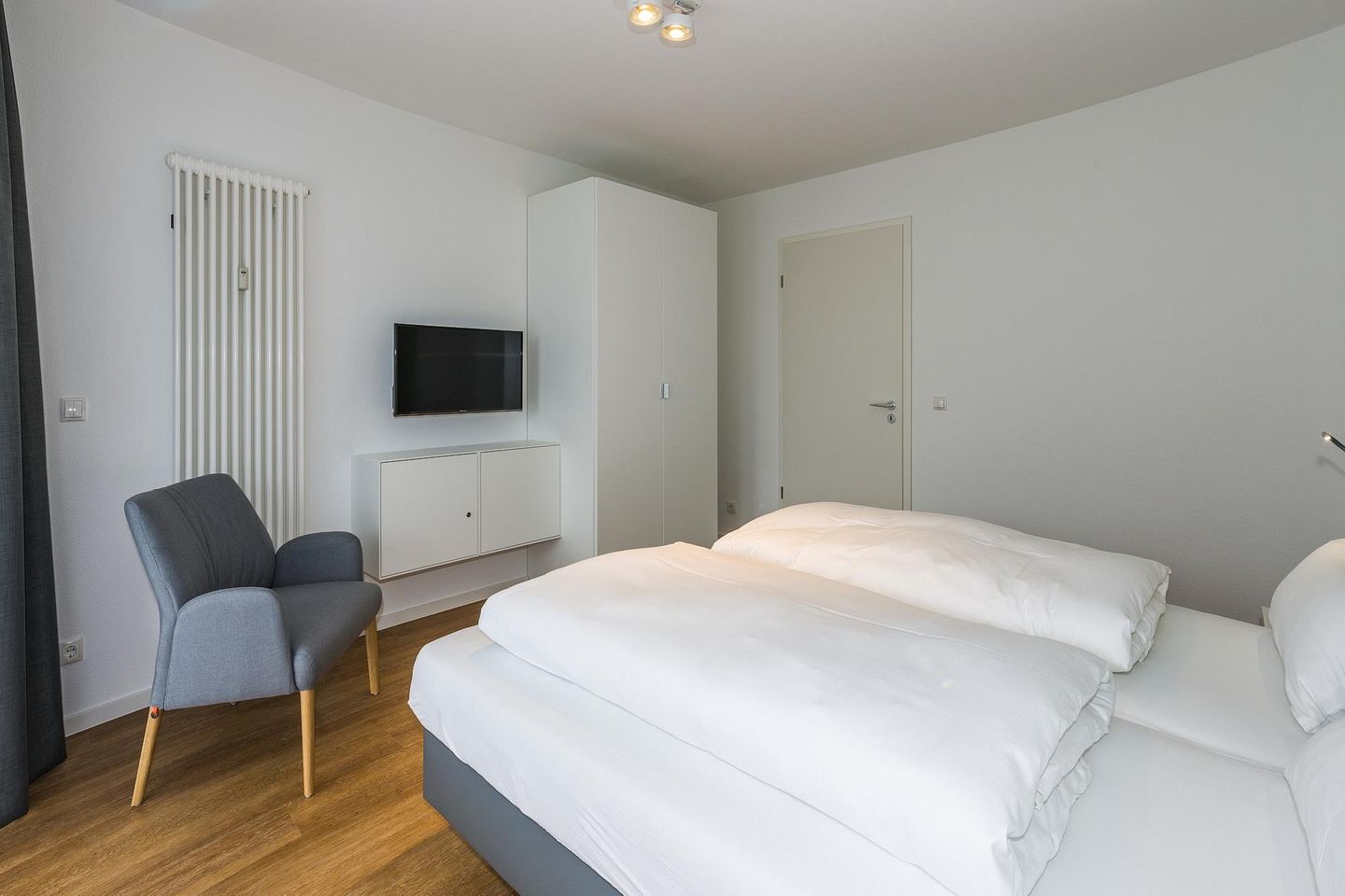 Deichhäuser Anna Küste Deichhäuser Anna Küste 7-11 Bensersiel - Schlafzimmer mit Doppelbett, Kleiderschrank und Flatscreen TV