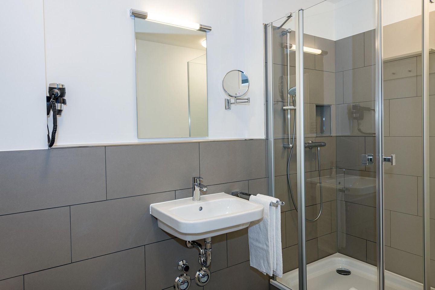 Deichhäuser Anna Küste Deichhäuser Anna Küste 7-11 Bensersiel - Badezimmer mit Dusche und Waschbecken