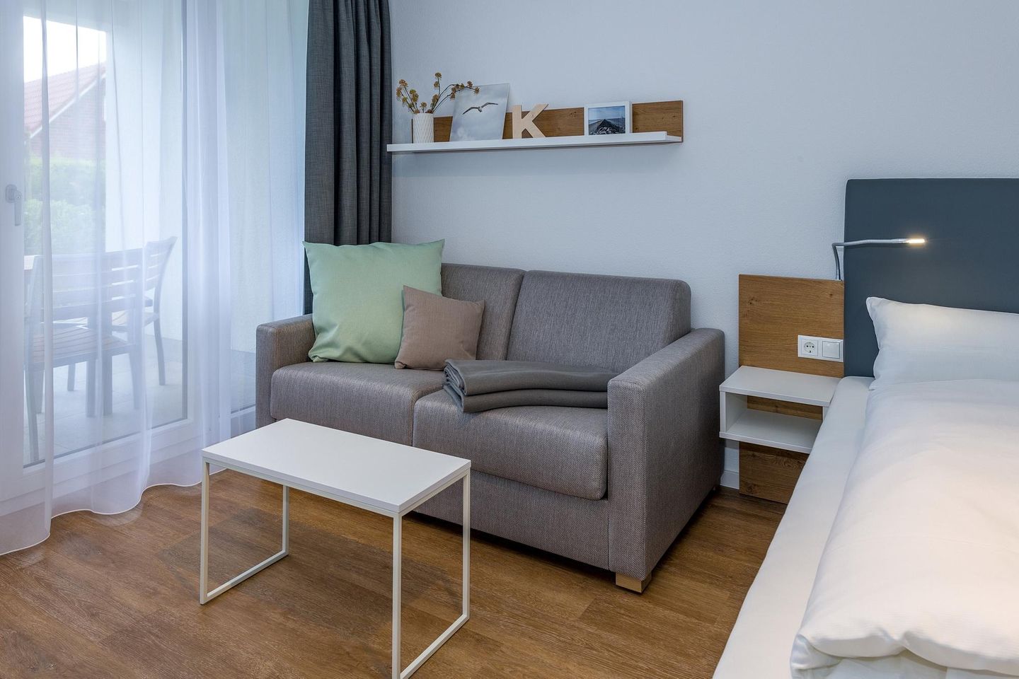 Deichhäuser Anna Küste Deichhäuser Anna Küste 7-12 Bensersiel - Wohn-Ess-Schlafbereich mit Couch