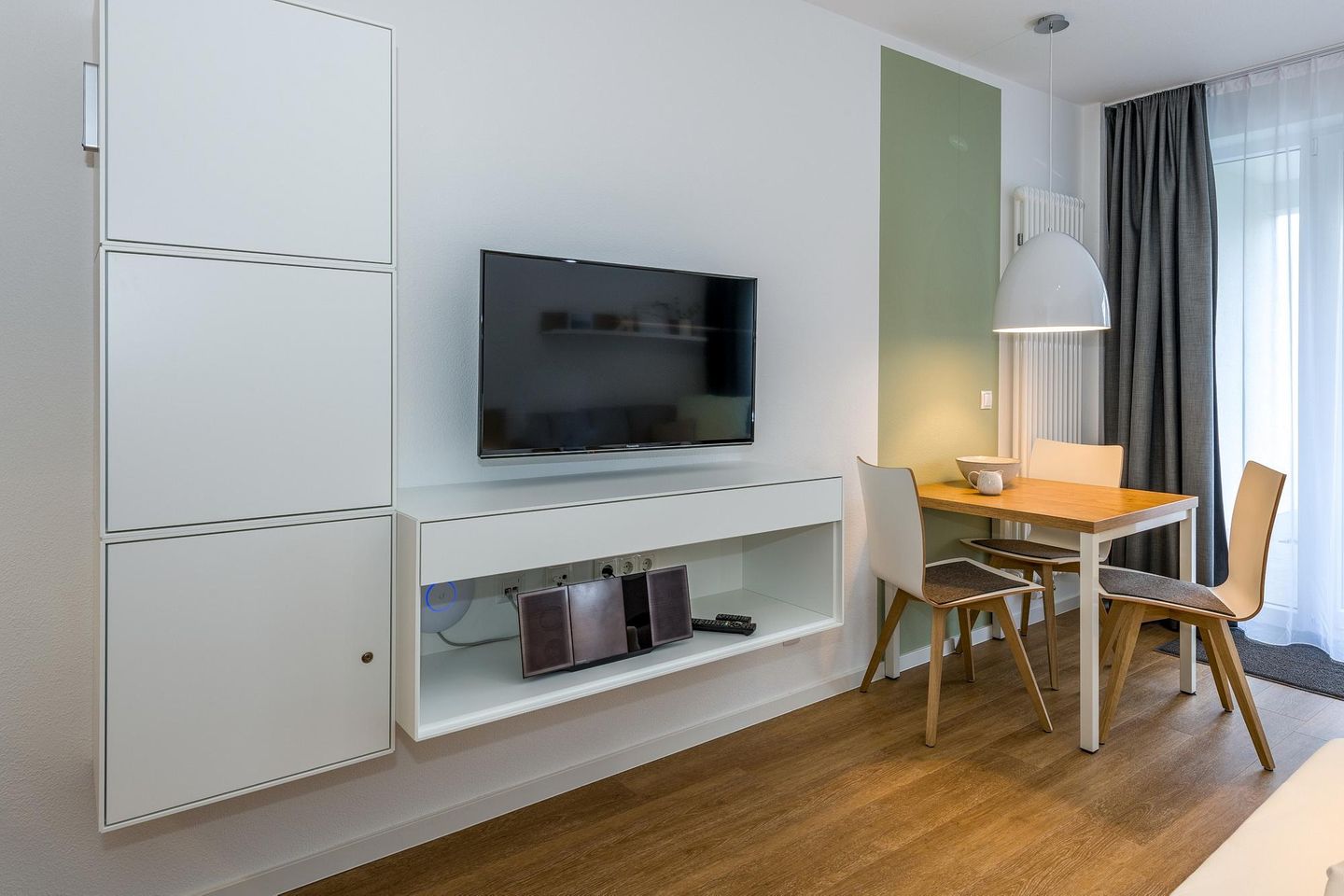 Deichhäuser Anna Küste Deichhäuser Anna Küste 7-12 Bensersiel - Wohn-Ess-Schlafbereich mit Esstisch und Flatscreen TV