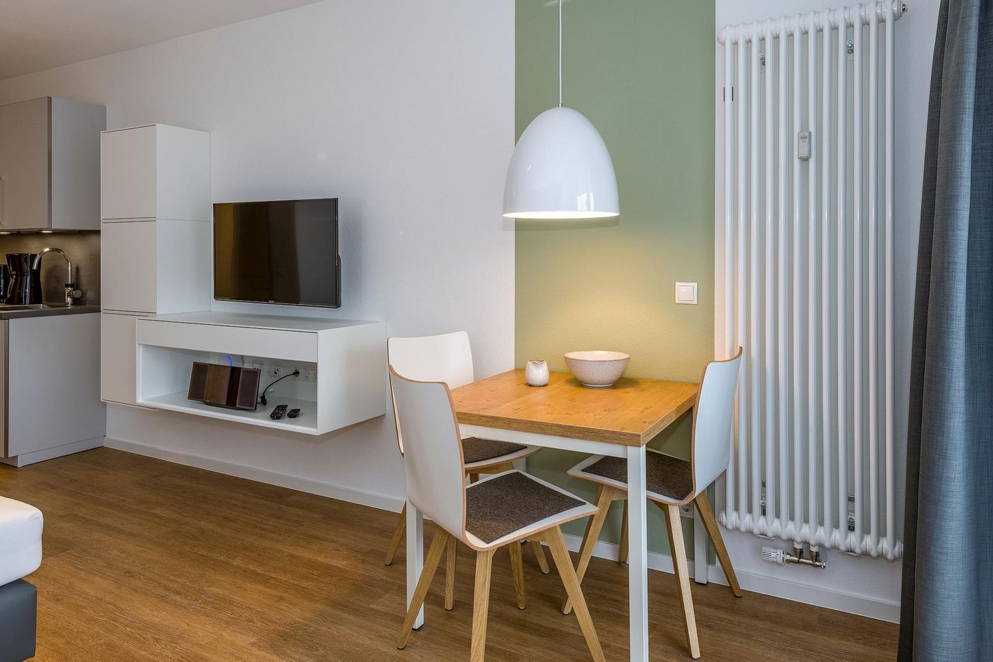 Deichhäuser Anna Küste Deichhäuser Anna Küste 7-12 Bensersiel - Wohn-Ess-Schlafbereich mit Esstisch und Flatscreen TV