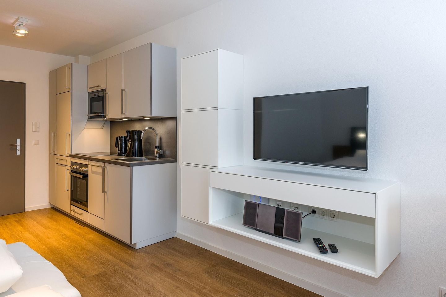 Deichhäuser Anna Küste Deichhäuser Anna Küste 7-12 Bensersiel - Wohn-Ess-Schlafbereich mit Küchenzeile und Faltscreen TV