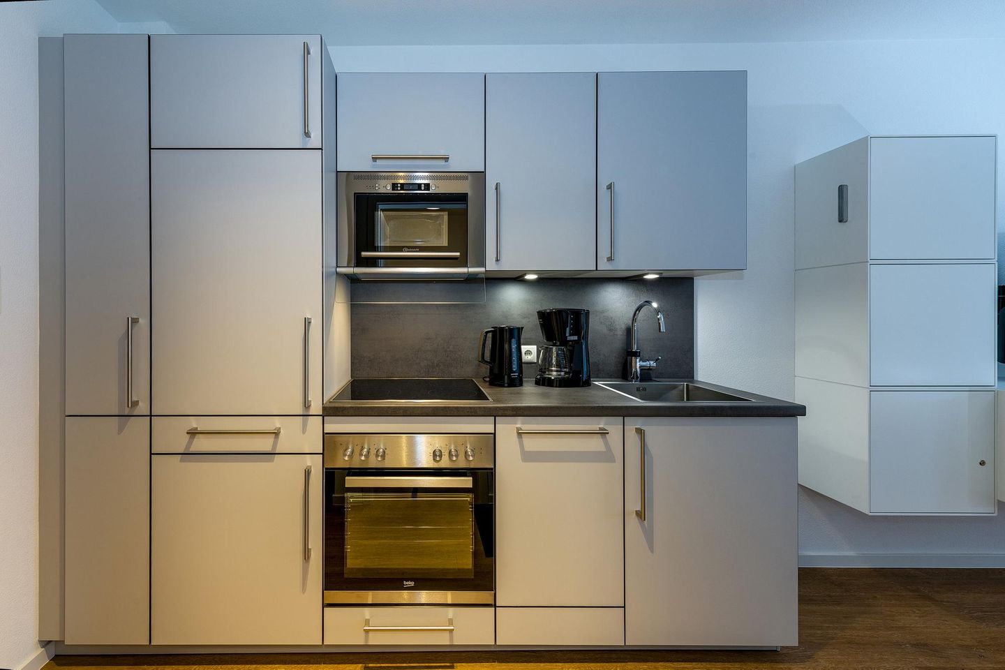 Deichhäuser Anna Küste Deichhäuser Anna Küste 7-12 Bensersiel - Wohn-Ess-Schlafbereich mit Küchenzeile