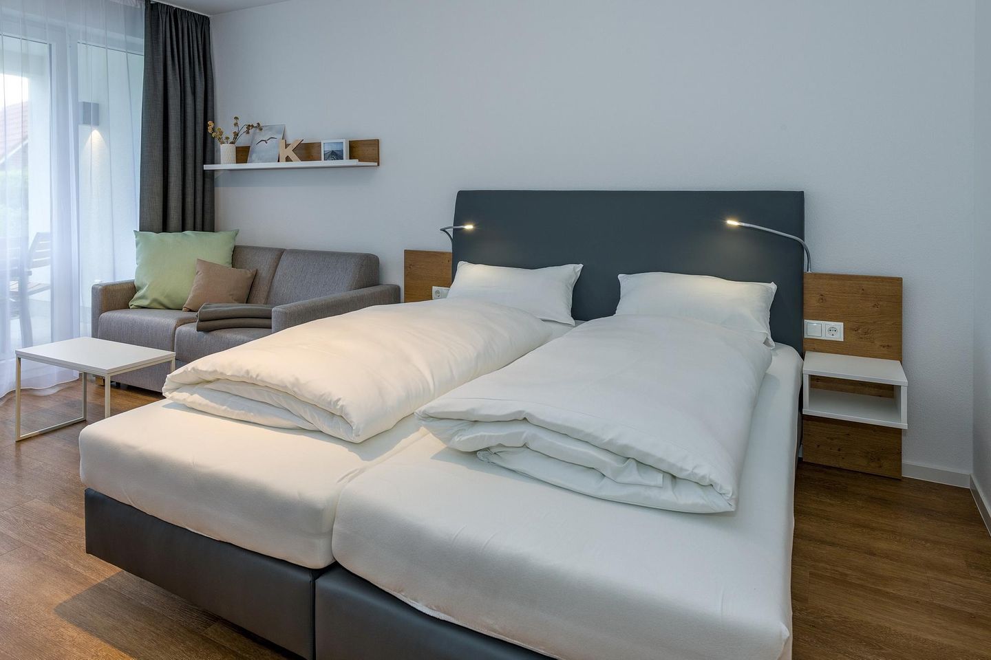 Deichhäuser Anna Küste Deichhäuser Anna Küste 7-12 Bensersiel - Wohn-Ess-Schlafbereich mit Doppelbett und Sofa