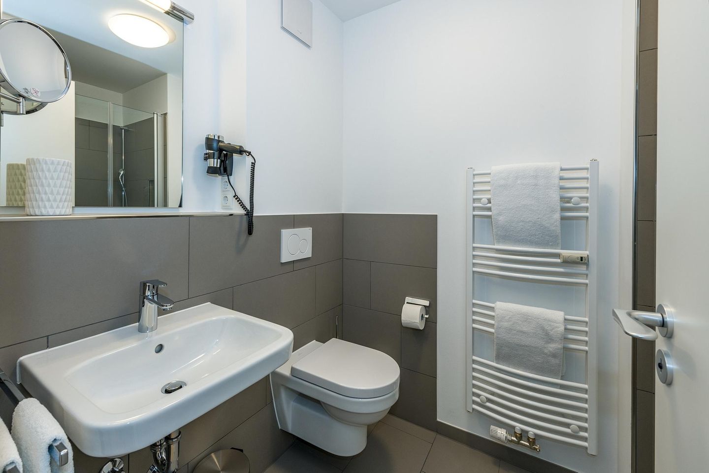 Deichhäuser Anna Küste Deichhäuser Anna Küste 7-12 Bensersiel - Badezimmer mit Waschbecken, Spiegel und WC