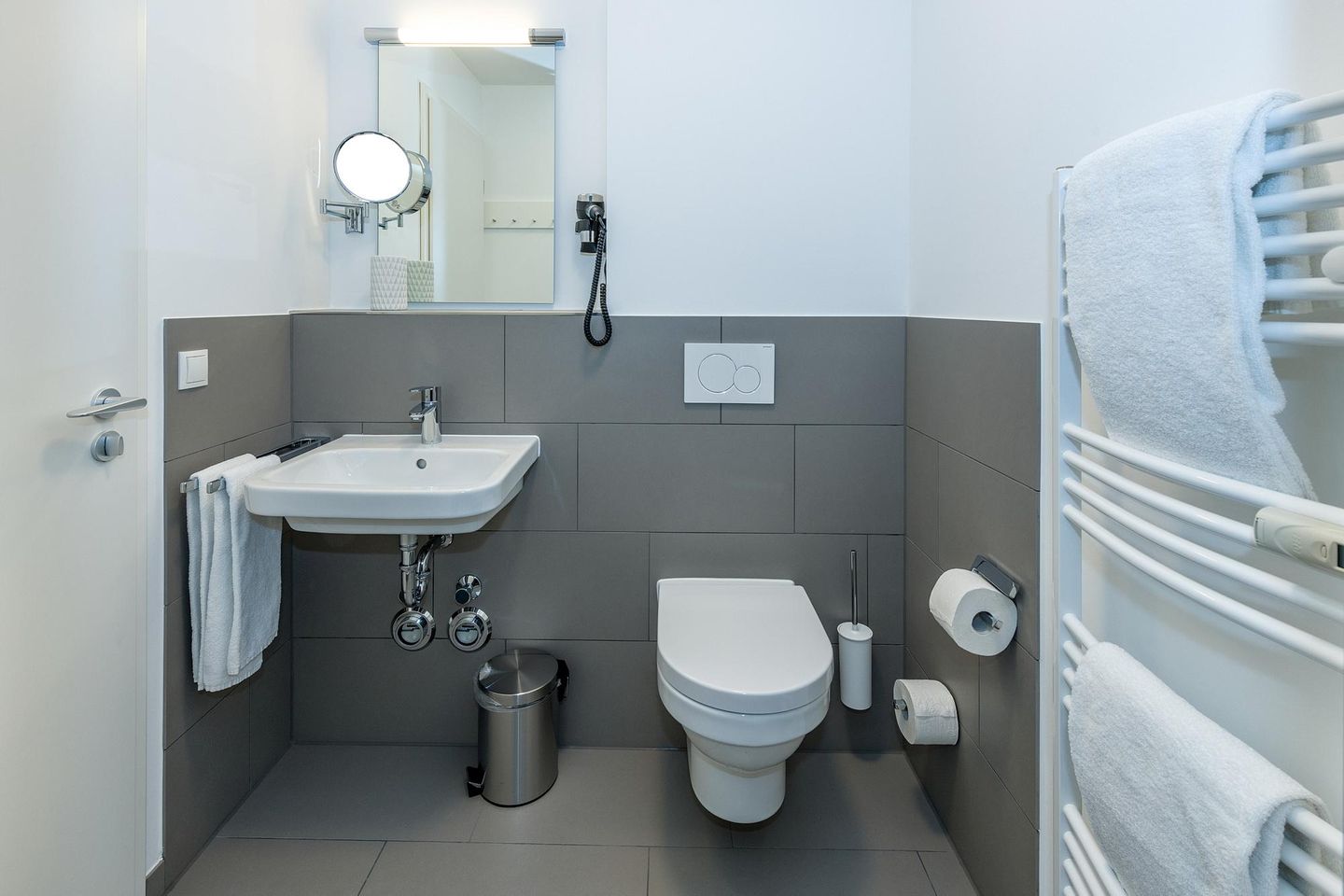 Deichhäuser Anna Küste Deichhäuser Anna Küste 7-12 Bensersiel - Badezimmer mit Waschbecken, Spiegel und WC