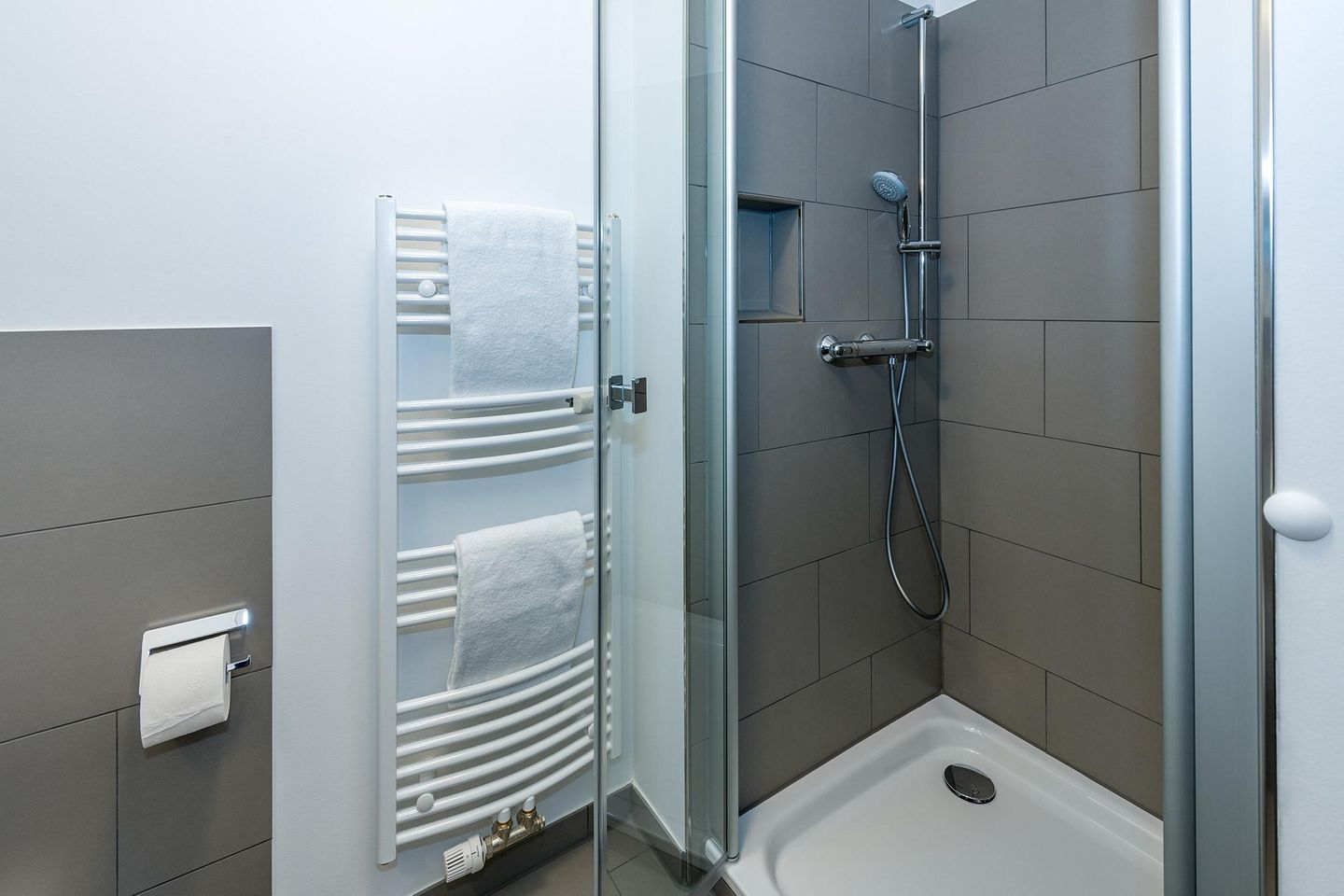 Deichhäuser Anna Küste Deichhäuser Anna Küste 7-12 Bensersiel - Badezimmer mit Dusche