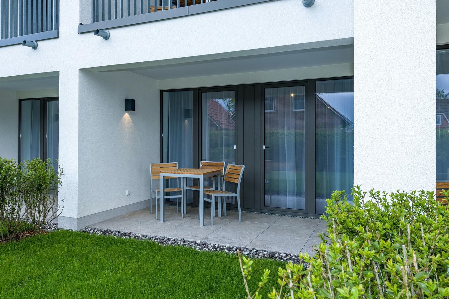 Deichhäuser Anna Küste Deichhäuser Anna Küste 7-12 Bensersiel - Überdachte Terrasse mit Sitzgelegenheit