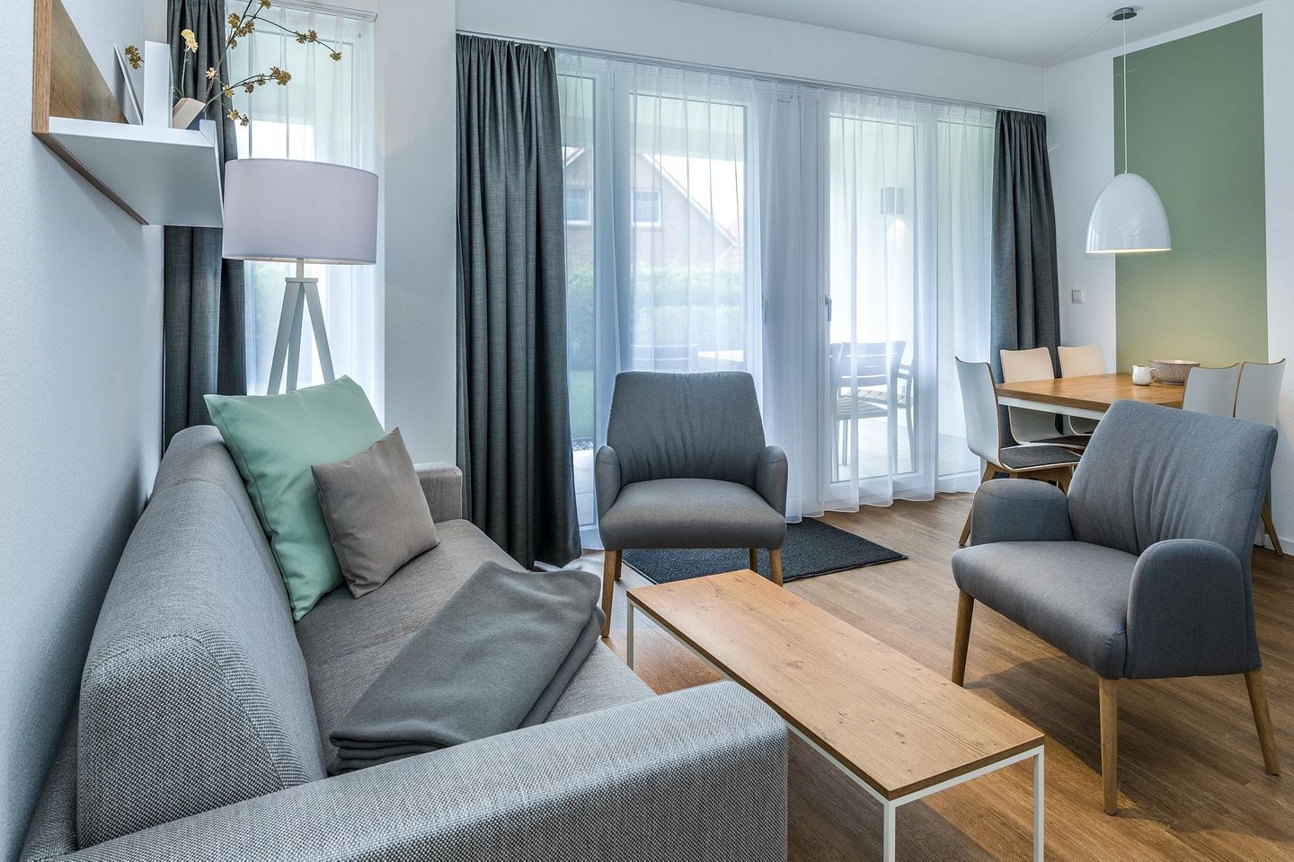 Deichhäuser Anna Küste Deichhäuser Anna Küste 7-13 Bensersiel - Wohn-Essbereich mit Couch, Sessel und Esstisch