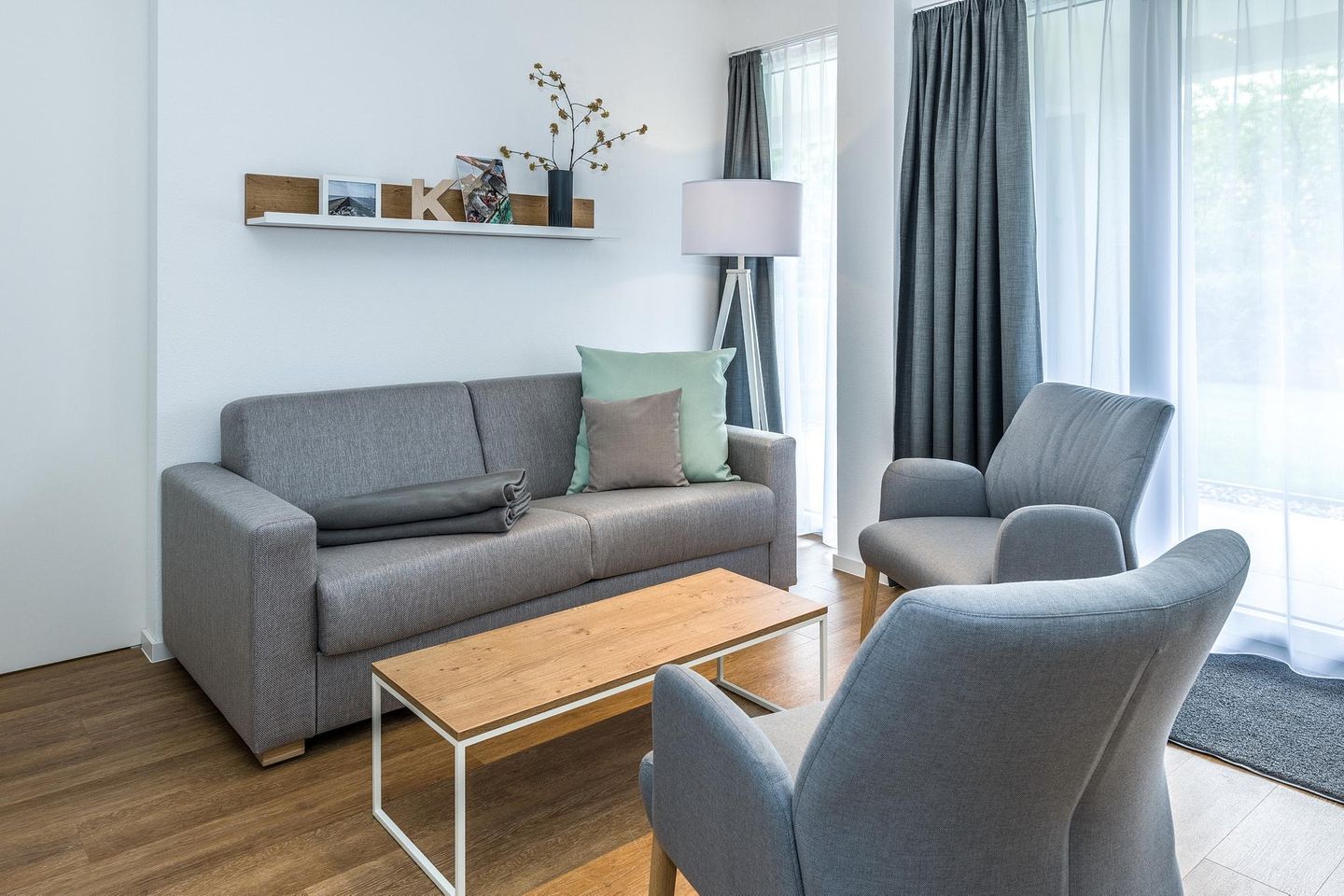 Deichhäuser Anna Küste Deichhäuser Anna Küste 7-13 Bensersiel - Wohn-Essbereich mit Couch und Sessel