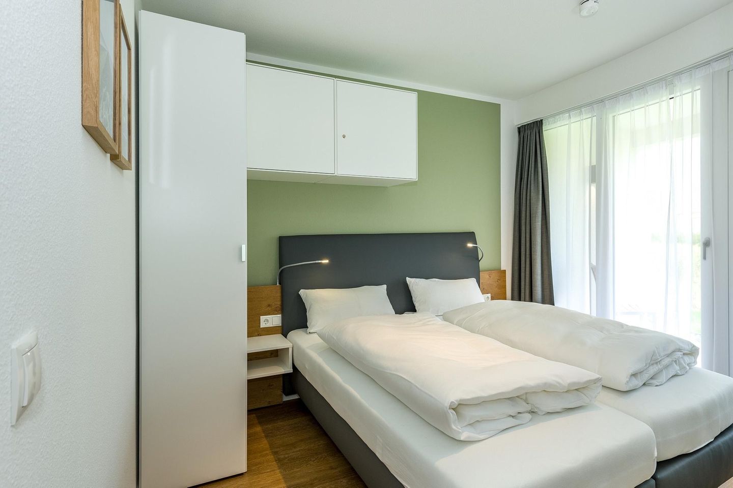 Deichhäuser Anna Küste Deichhäuser Anna Küste 7-13 Bensersiel - Schlafzimmer mit Doppelbett und Zugang zur Terrasse