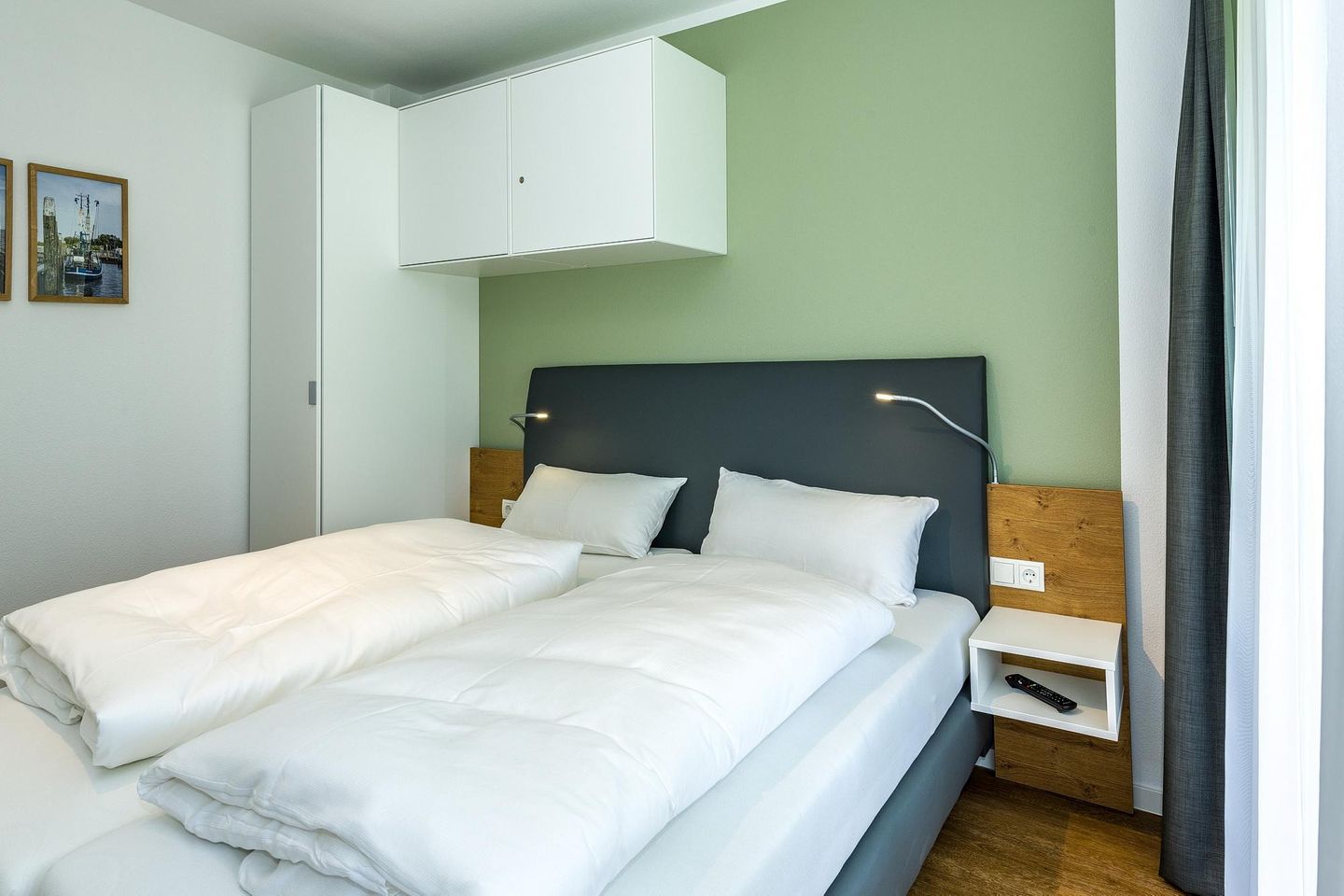 Deichhäuser Anna Küste Deichhäuser Anna Küste 7-13 Bensersiel - Schlafzimmer mit Doppelbett und Kleiderschrank