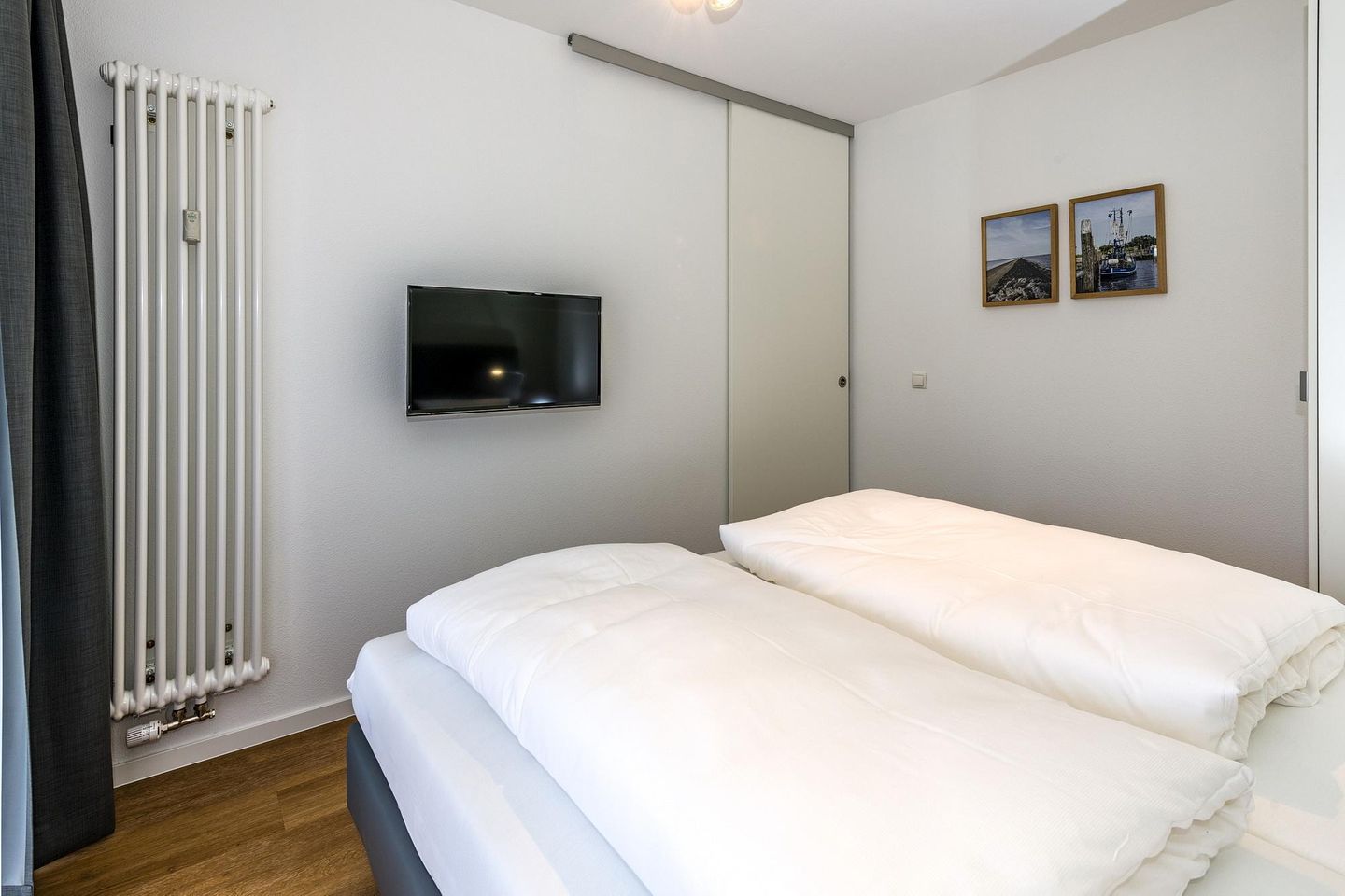 Deichhäuser Anna Küste Deichhäuser Anna Küste 7-13 Bensersiel - Schlafzimmer mit Doppelbett und Flatscreen TV - gbmv0-01 - Großenbrode