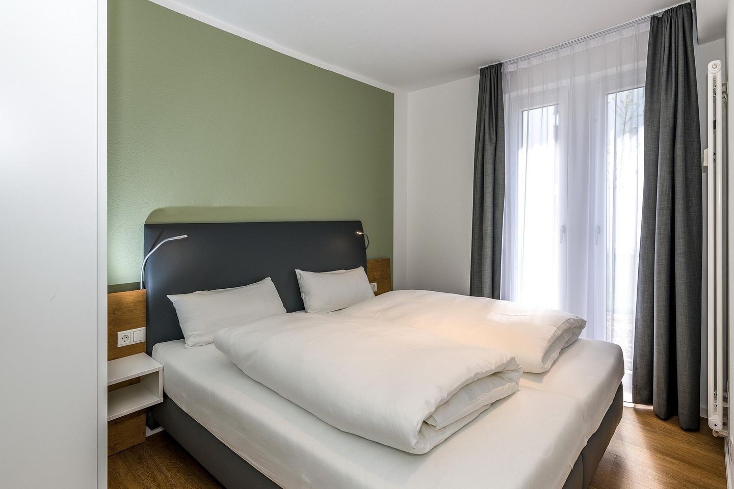 Deichhäuser Anna Küste Deichhäuser Anna Küste 7-13 Bensersiel - Schlafzimmer mit Doppelbett und Kleiderschrank