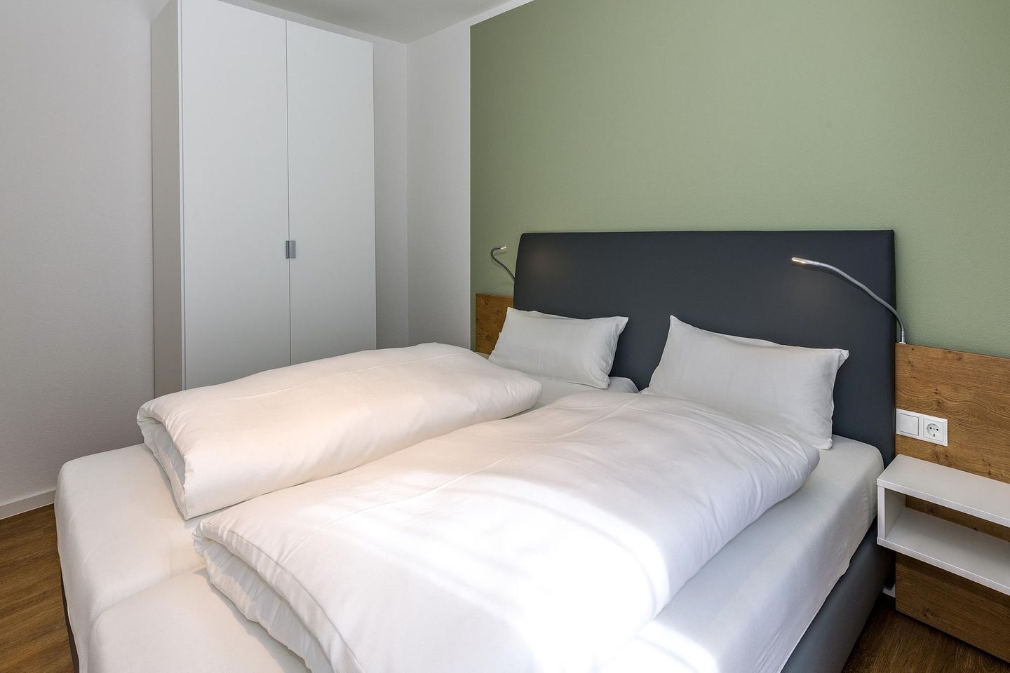 Deichhäuser Anna Küste Deichhäuser Anna Küste 7-13 Bensersiel - Schlafzimmer mit Doppelbett und Kleiderschrank