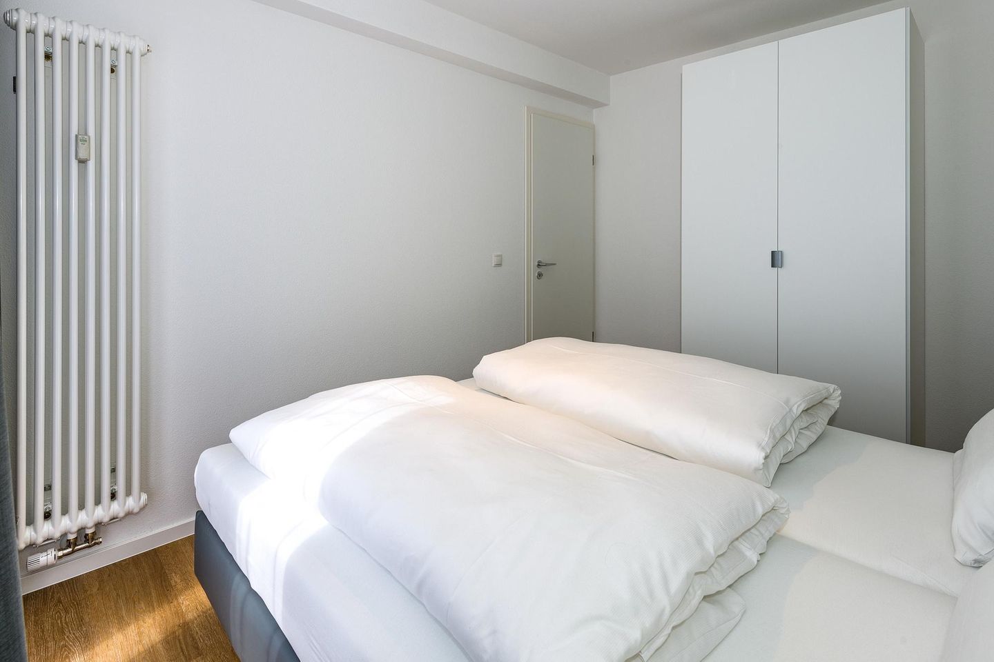 Deichhäuser Anna Küste Deichhäuser Anna Küste 7-13 Bensersiel - Schlafzimmer mit Doppelbett und Kleiderschrank