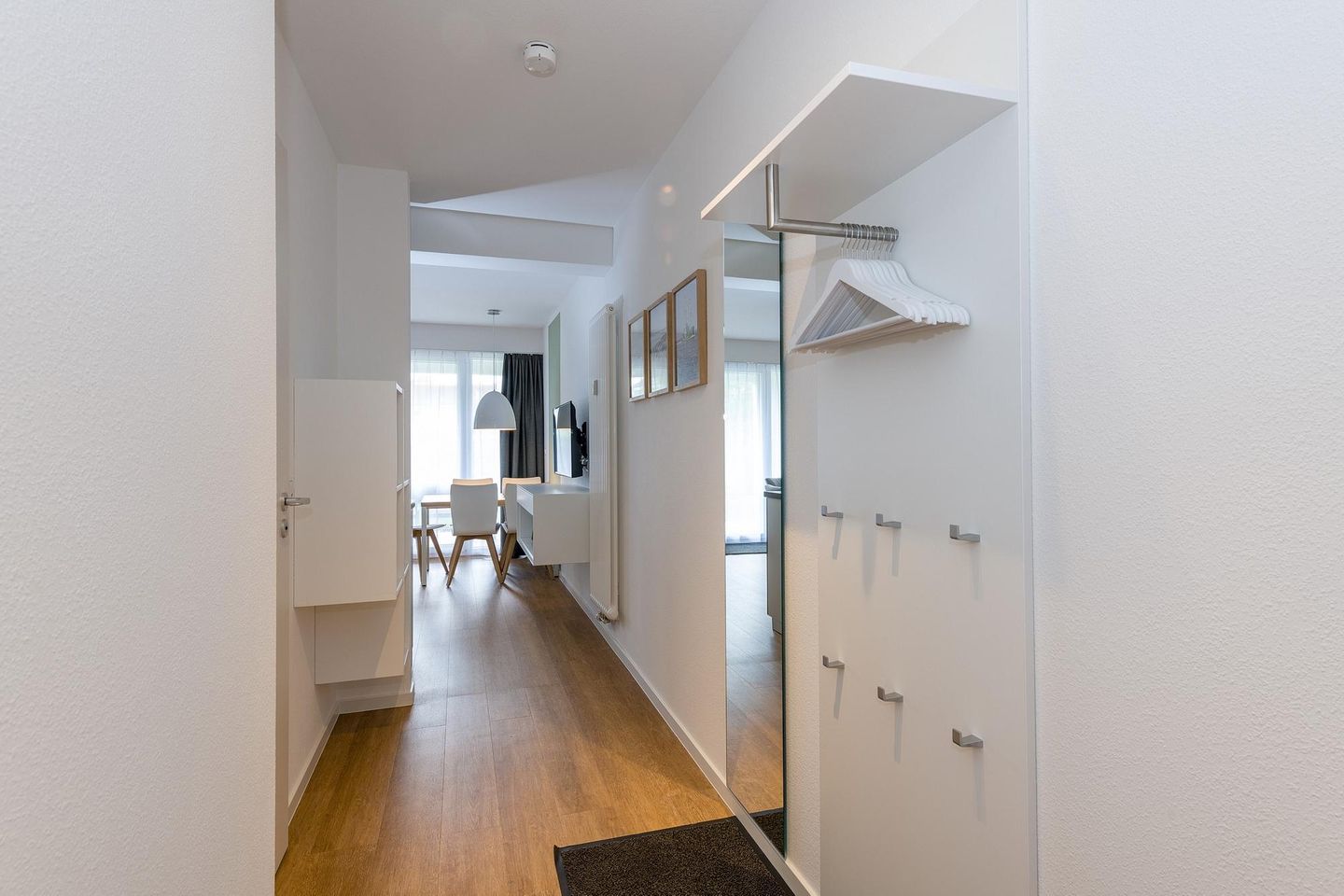 Deichhäuser Anna Küste Deichhäuser Anna Küste 7-13 Bensersiel - Flur mit Garderobe