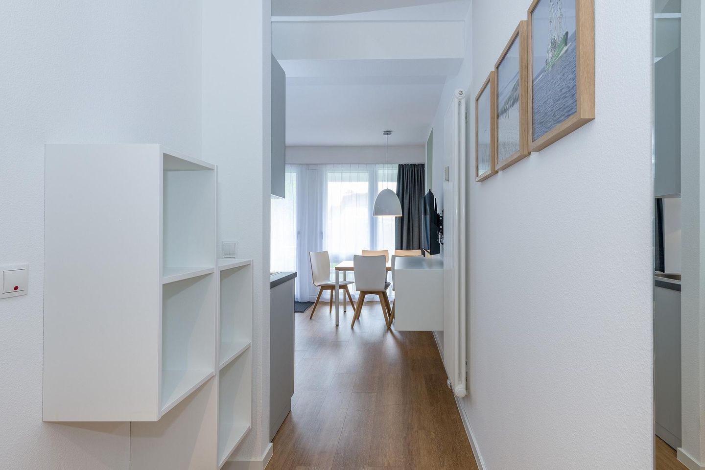 Deichhäuser Anna Küste Deichhäuser Anna Küste 7-13 Bensersiel - Flur mit Schrank