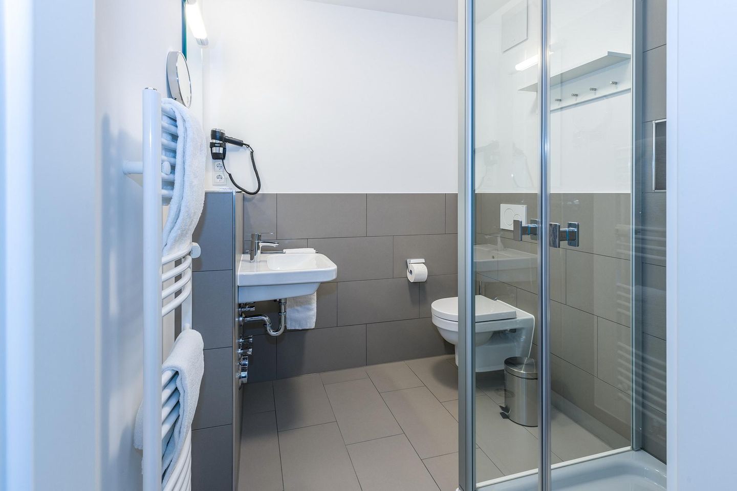 Deichhäuser Anna Küste Deichhäuser Anna Küste 7-13 Bensersiel - Badezimmer mit Dusche, Waschbecken und WC