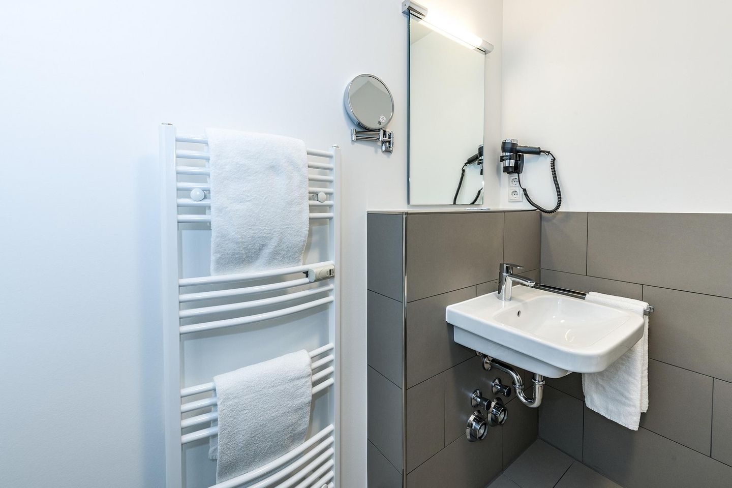 Deichhäuser Anna Küste Deichhäuser Anna Küste 7-13 Bensersiel - Badezimmer mit Waschbecken, Spiegel, Föhn und Handtuchwärmer