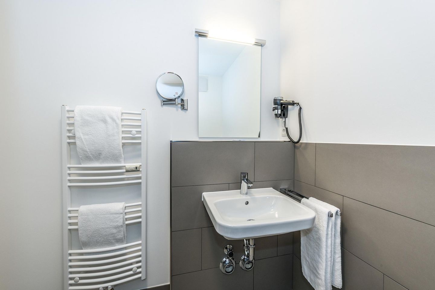 Deichhäuser Anna Küste Deichhäuser Anna Küste 7-13 Bensersiel - Badezimmer mit Waschbecken, Spiegel, Föhn und Handtuchwärmer