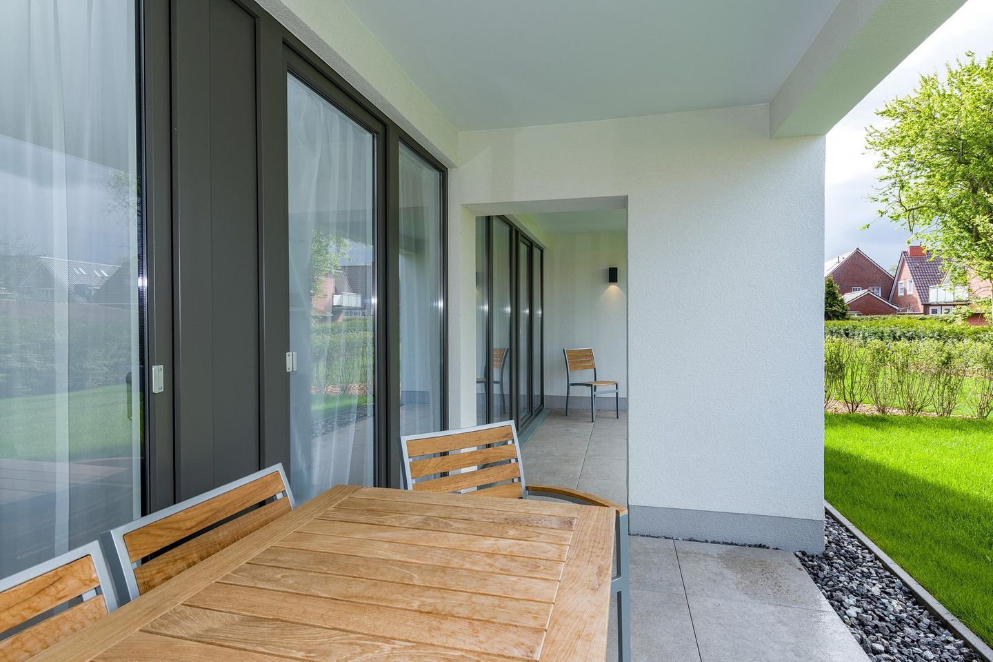 Deichhäuser Anna Küste Deichhäuser Anna Küste 7-13 Bensersiel - Überdachte Terrasse mit Sitzgelegenheit